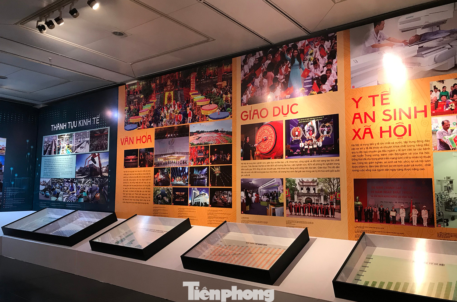 Các đại biểu dự khai mạc triển lãm xem mô hình Điều chỉnh quy hoạch Thủ đô Hà Nội. Ảnh: Trường Phong.