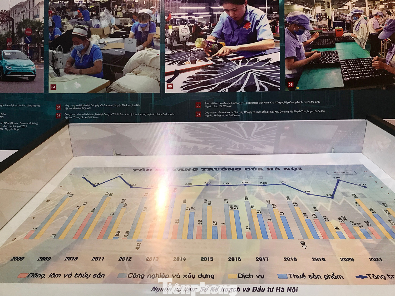 Những hình ảnh, thông tin về thành tựu phát triển của Hà Nội. Ảnh: Trường Phong.