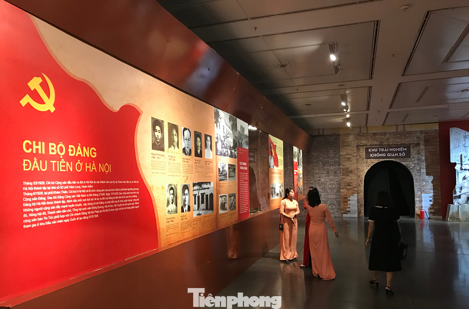 Những tư liệu lịch sử về Hoàng thành Thăng Long, Bác Hồ đọc Tuyên ngôn độc lập tại Hà Nội, việc thành lập chi bộ Đảng đầu tiên ở Hà Nội được giới thiệu tại triển lãm. Ảnh: Trường Phong.