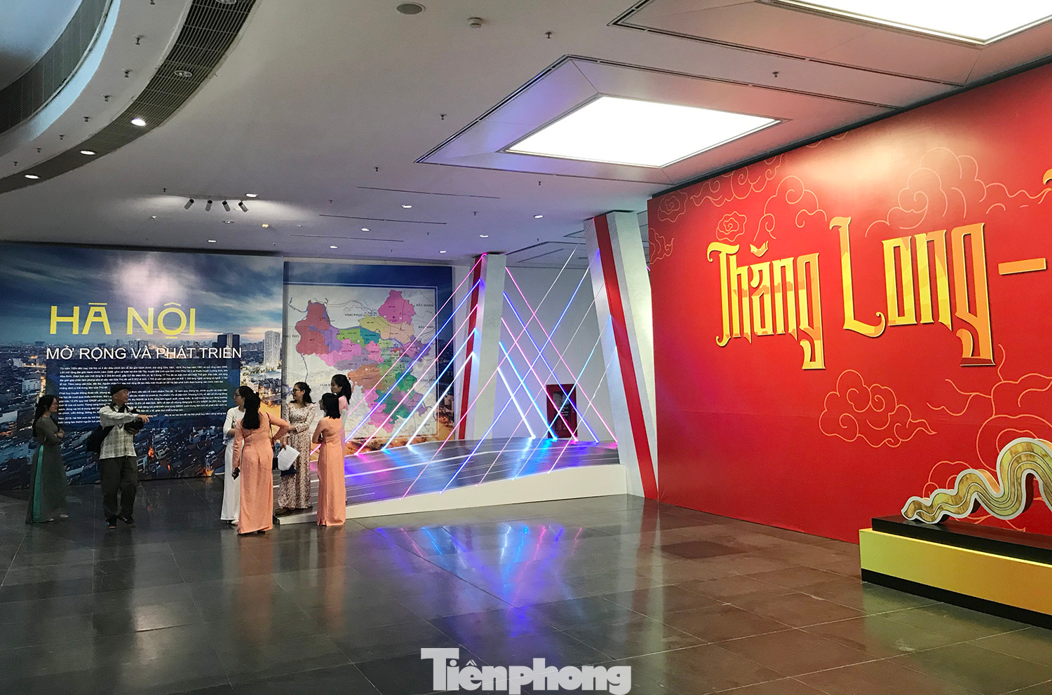 Triển lãm cũng trưng bày nhiều hình ảnh, tư liệu, thông tin liên quan quá trình phát triển của Hà Nội trong những năm gần đây. Ảnh: Trường Phong.