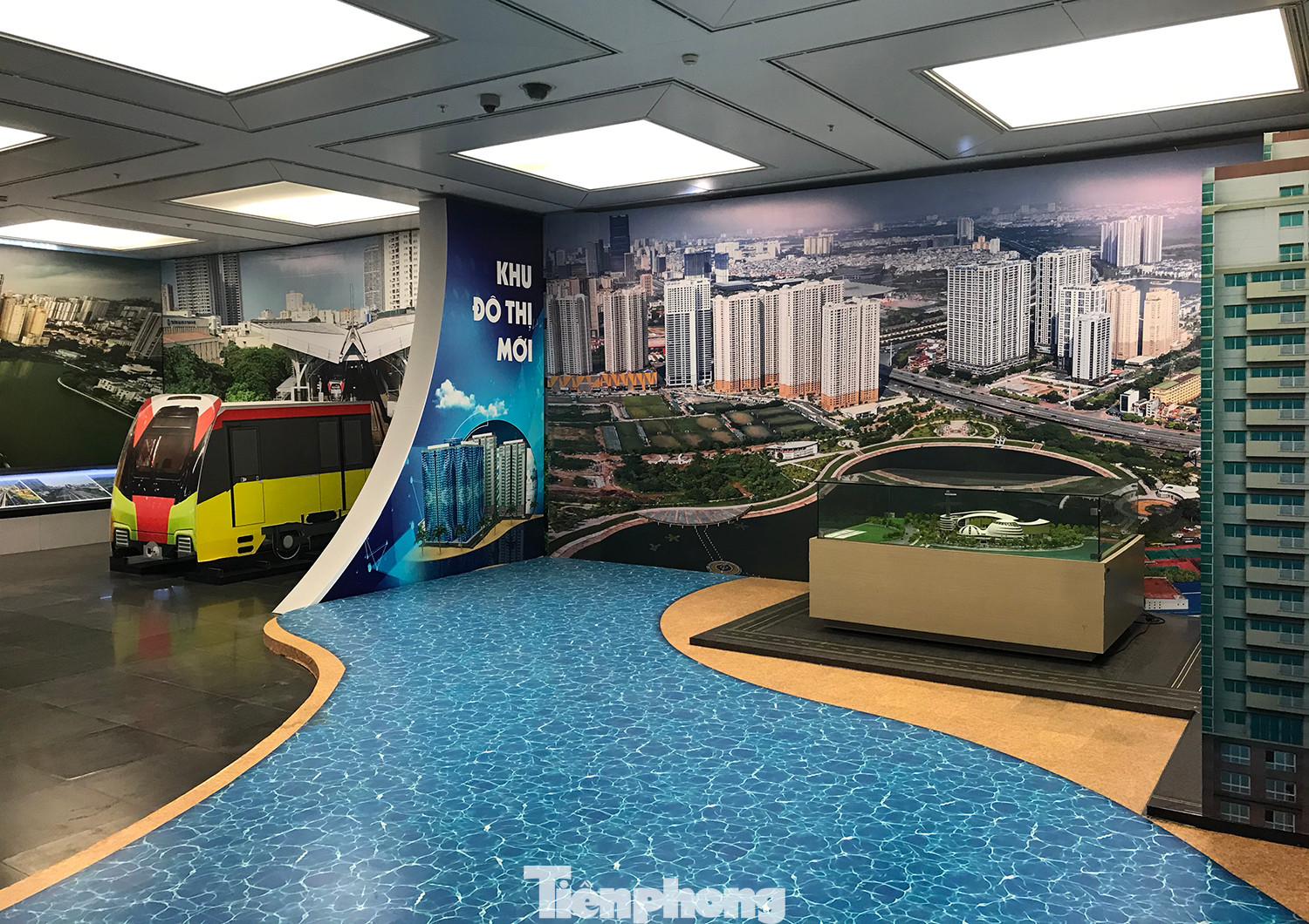 70 năm qua, Thủ đô Hà Nội luôn là niềm tự hào, nơi hội tụ, kết tinh và lan tỏa những giá trị cao quý nhất của dân tộc Việt Nam, tiêu biểu cho lương tri, phẩm giá con người. Thành phố khẳng định vị thế là trung tâm đầu não chính trị - hành chính quốc gia, trái tim của cả nước, trung tâm lớn về kinh tế, văn hóa, giáo dục và đào tạo, khoa học và công nghệ, giao dịch và hội nhập quốc tế. Ảnh: Trường Phong.