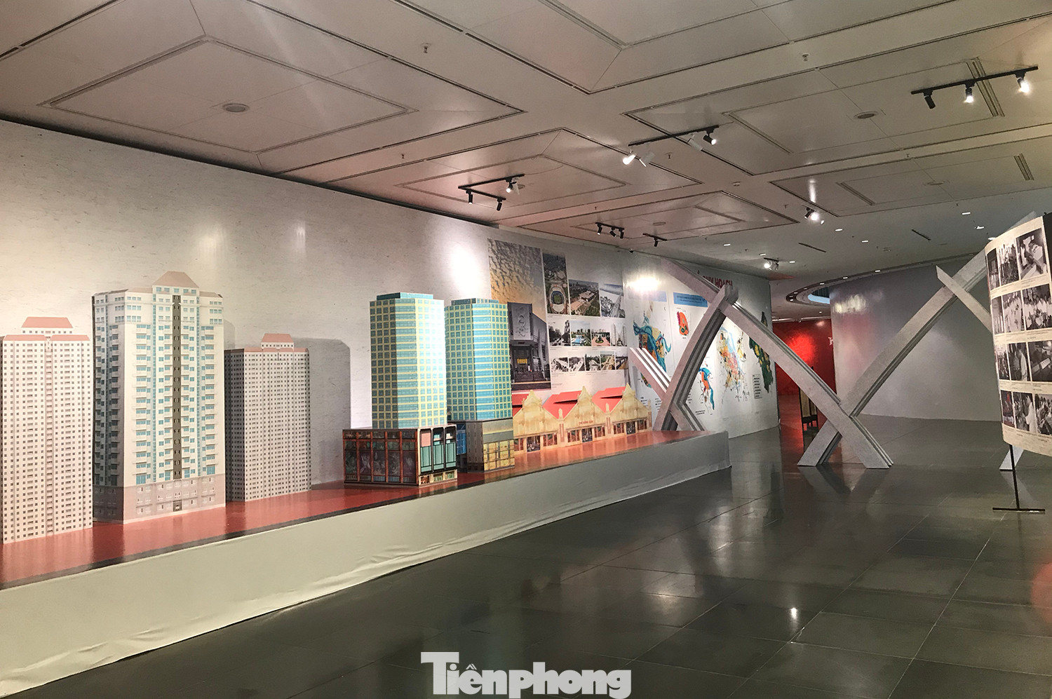 Triển lãm cũng trưng bày nhiều hình ảnh, tư liệu, thông tin liên quan quá trình phát triển của Hà Nội trong những năm gần đây. Ảnh: Trường Phong.