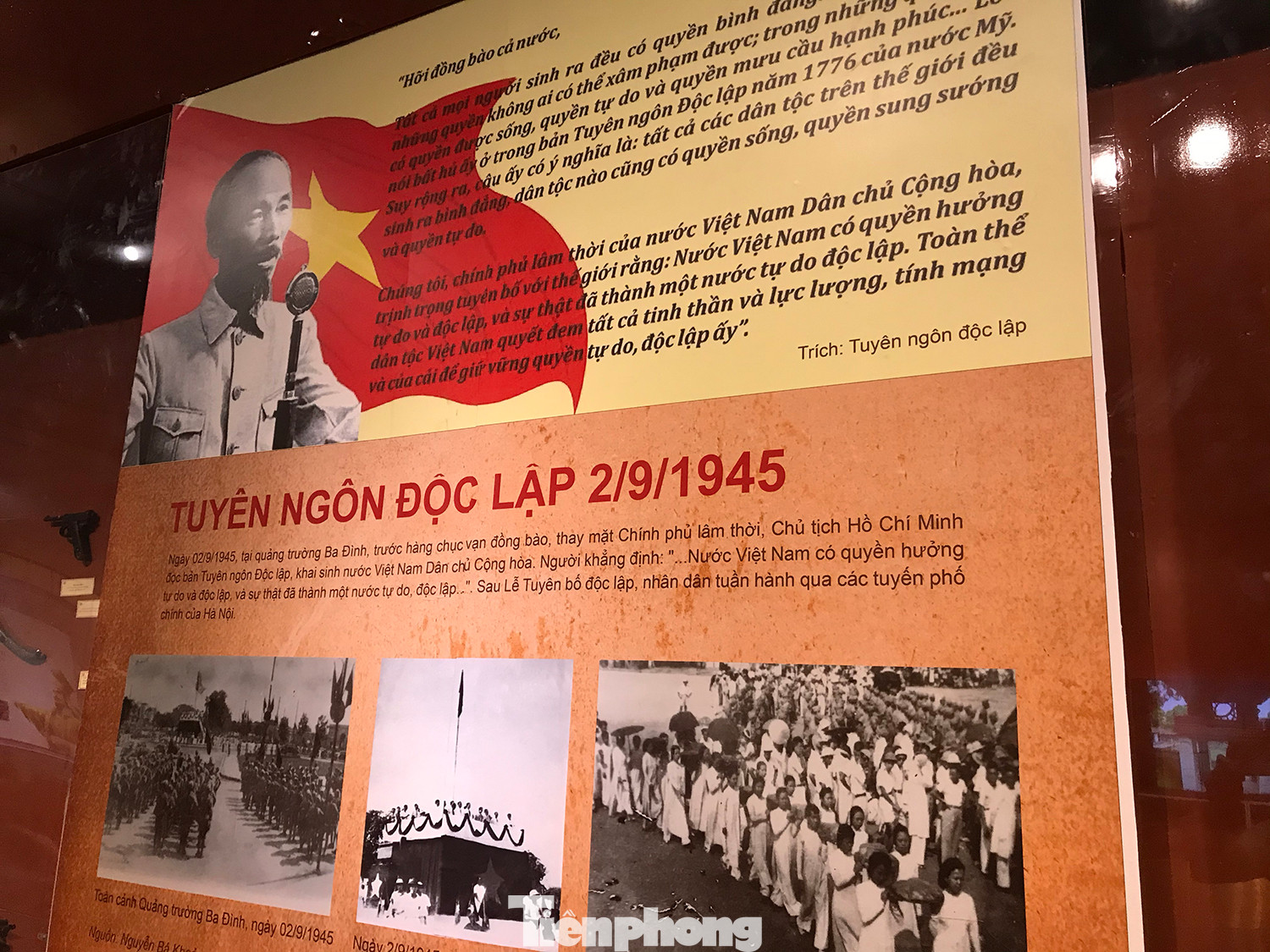 Những tư liệu lịch sử về Hoàng thành Thăng Long, Bác Hồ đọc Tuyên ngôn độc lập tại Hà Nội, việc thành lập chi bộ Đảng đầu tiên ở Hà Nội được giới thiệu tại triển lãm. Ảnh: Trường Phong.