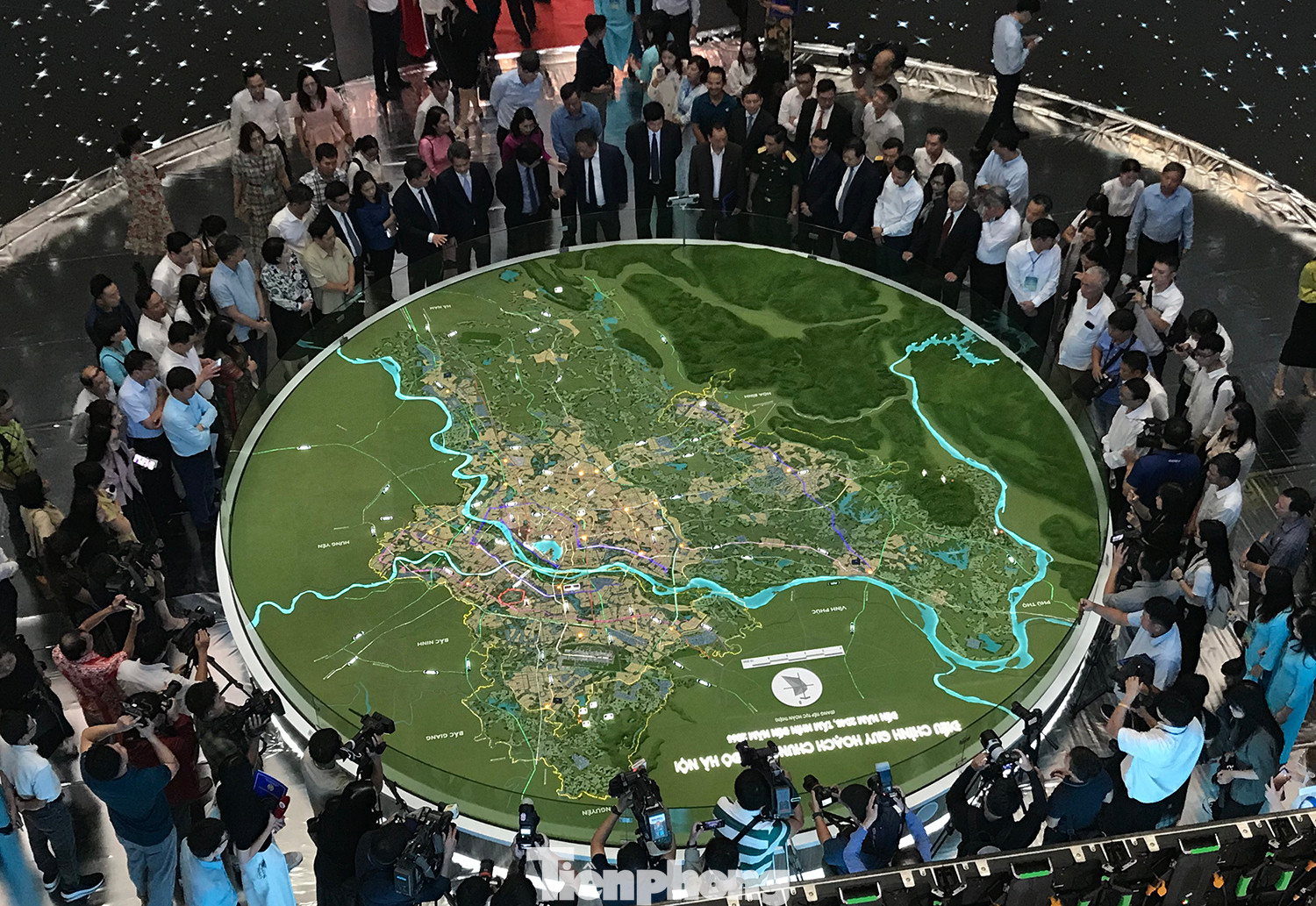 Các đại biểu dự khai mạc triển lãm xem mô hình Điều chỉnh quy hoạch Thủ đô Hà Nội. Ảnh: Trường Phong.