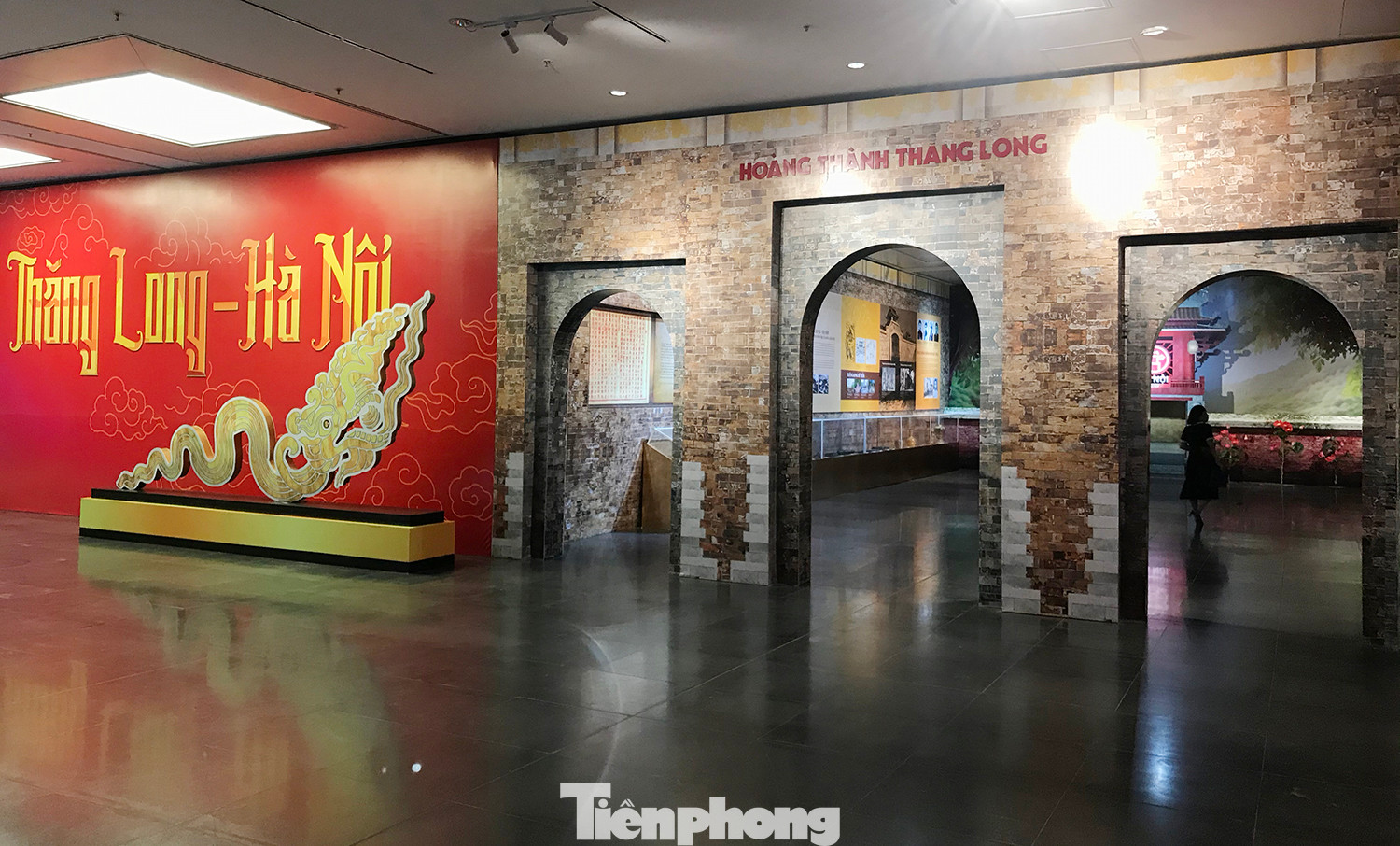 Những tư liệu lịch sử về Hoàng thành Thăng Long, Bác Hồ đọc Tuyên ngôn độc lập tại Hà Nội, việc thành lập chi bộ Đảng đầu tiên ở Hà Nội được giới thiệu tại triển lãm. Ảnh: Trường Phong.