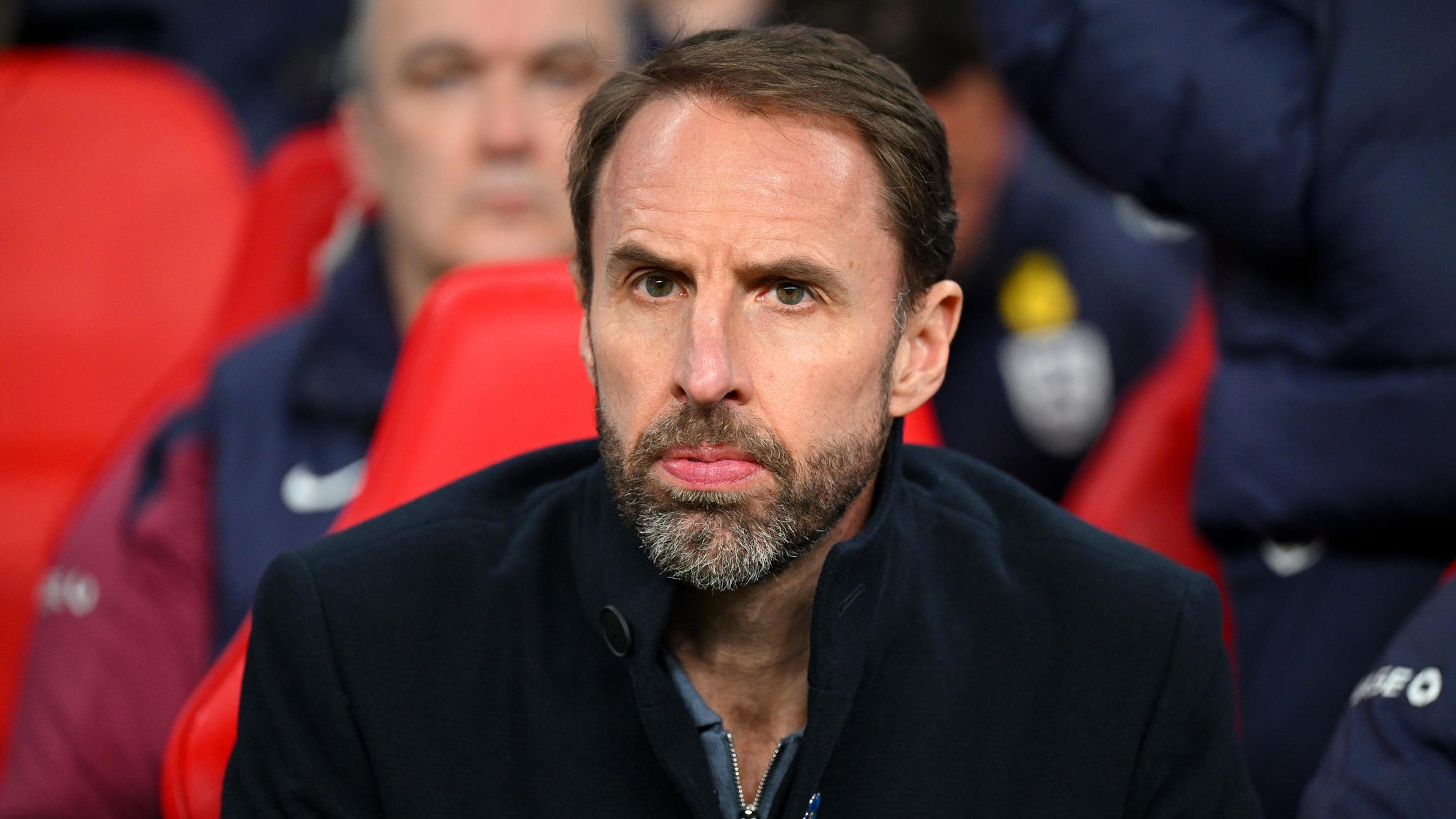 Giới truyền thông và cổ động viên đang tạo sức ép khủng khiếp cho HLV Southgate. Ba giải đấu lớn trước đó, thành tích của Southgate cùng tuyển Anh không tệ. Họ đang là đương kim á quân của sân chơi EURO. Nhưng nếu &quot;Tam sư&quot; không vô địch EURO 2024, ghế của Southgate sẽ thật sự bị đe dọa.