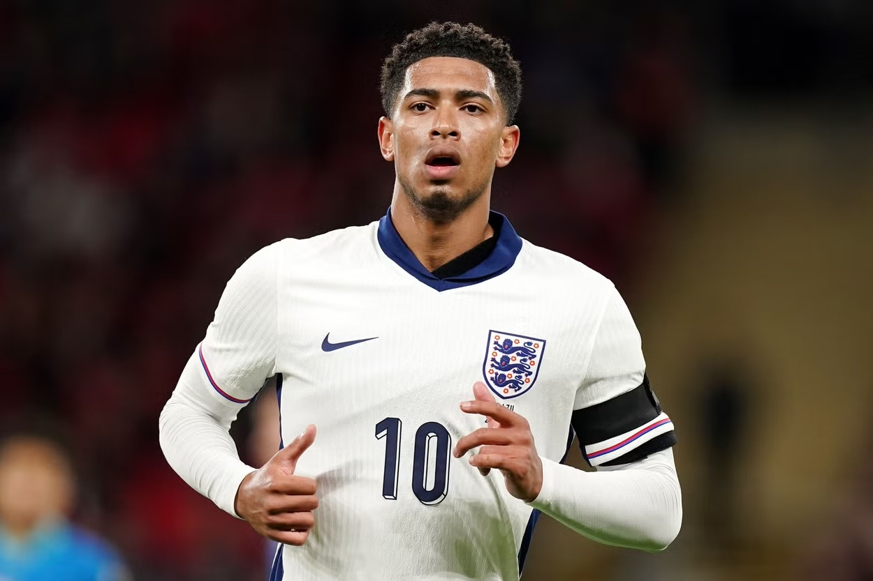 Jude Bellingham được Transfer Markt định giá 180 triệu euro, là ngôi sao đắt nhất hiện tại của bóng đá Anh. Tờ Independent nhận định sao Real là nhân tố nắm giữ &quot;chìa khóa&quot; cho cách chơi của tuyển Anh ở EURO 2024. Từ EURO 2020 đến World Cup 2022 và sắp tới là EURO 2024, đội hình trong tay HLV Southgate cơ bản vẫn là bộ khung cũ, chỉ có một điểm khác biệt là sự thăng tiến vượt bậc của Bellingham.