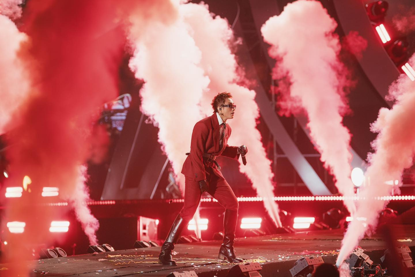 Nam ca sĩ thay vai trò của MC Hype để kích động đám đông.