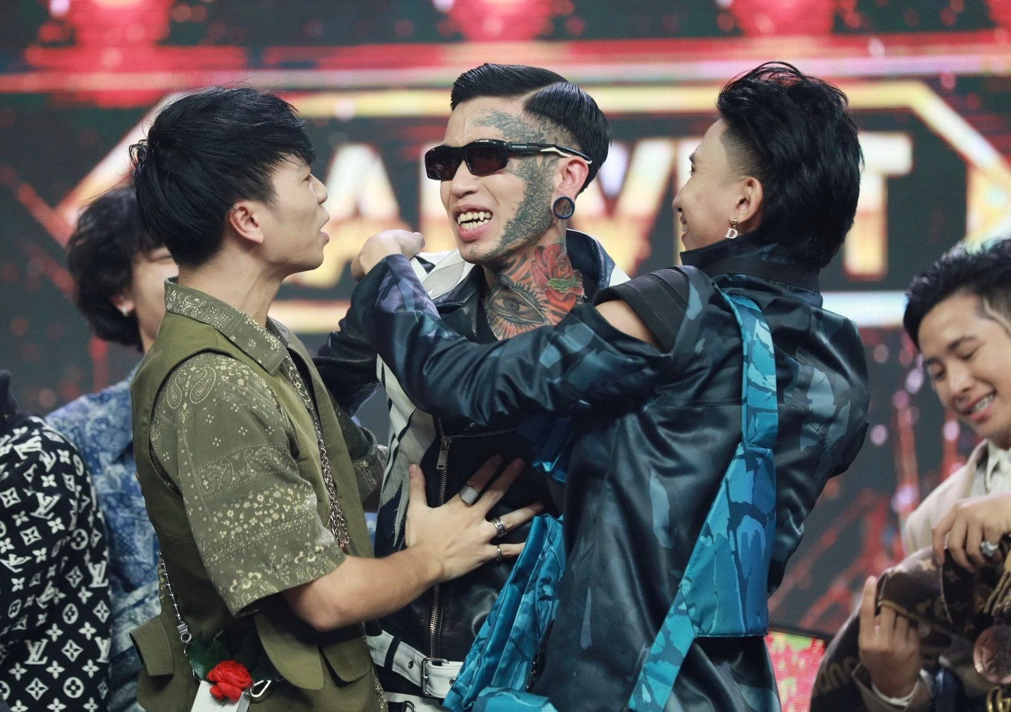 Sau 4 năm, Dế Choắt giờ không còn một ai bên cạnh. Sau 4 năm, Dế Choắt giờ không còn một ai bên cạnh.