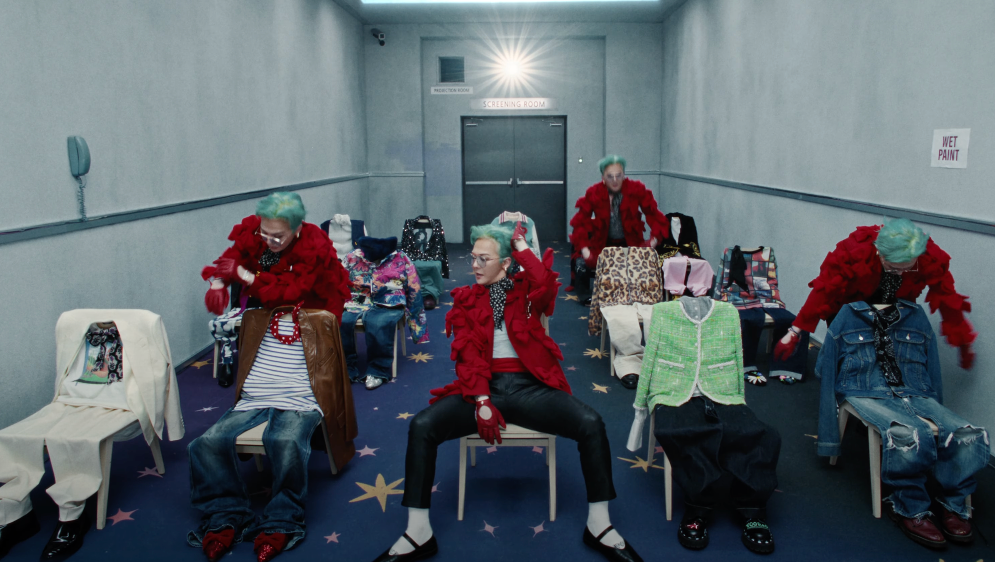 Những set quay đơn giản nhưng đầy nghệ thuật của G-Dragon. Những set quay đơn giản nhưng đầy nghệ thuật của G-Dragon.