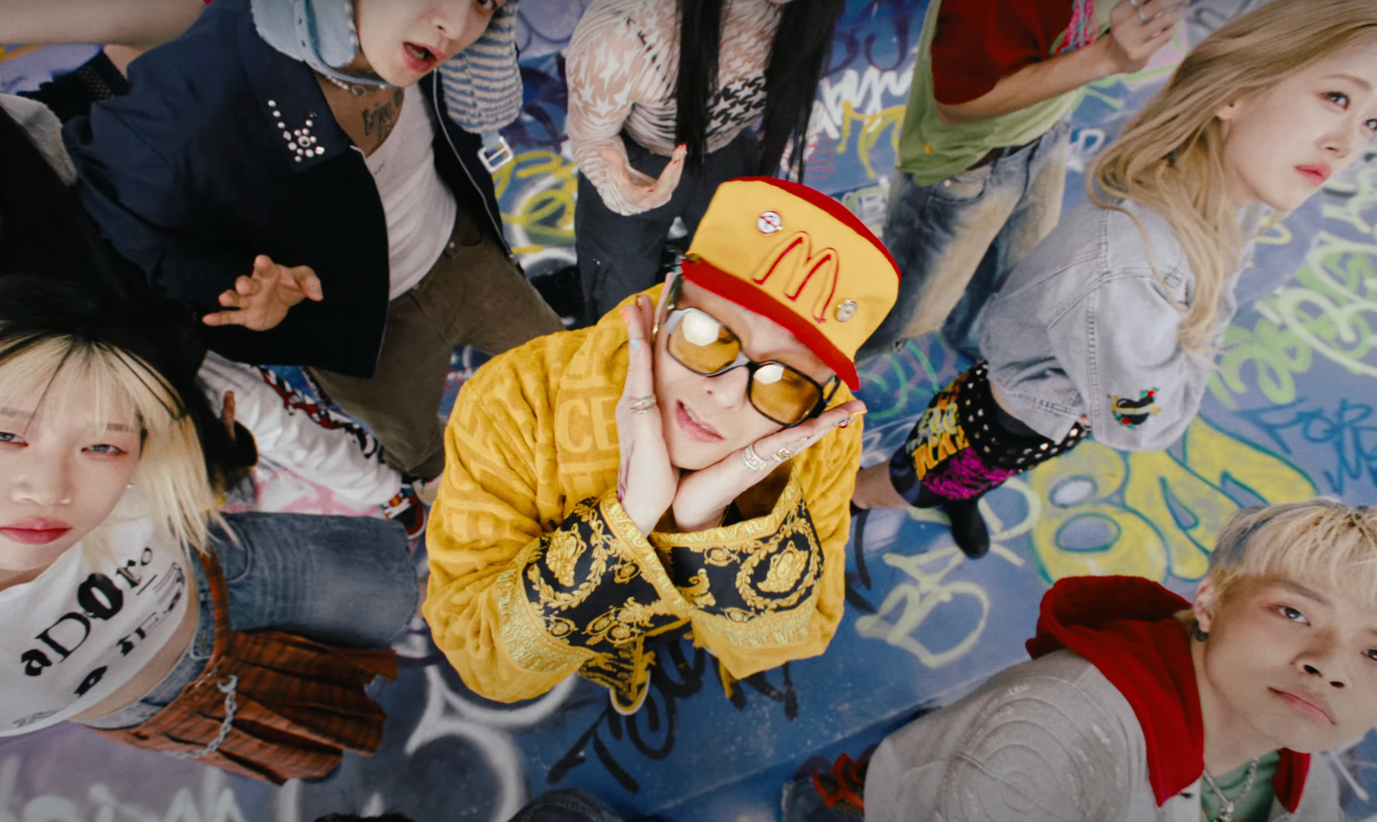 Những set quay đơn giản nhưng đầy nghệ thuật của G-Dragon. Những set quay đơn giản nhưng đầy nghệ thuật của G-Dragon.