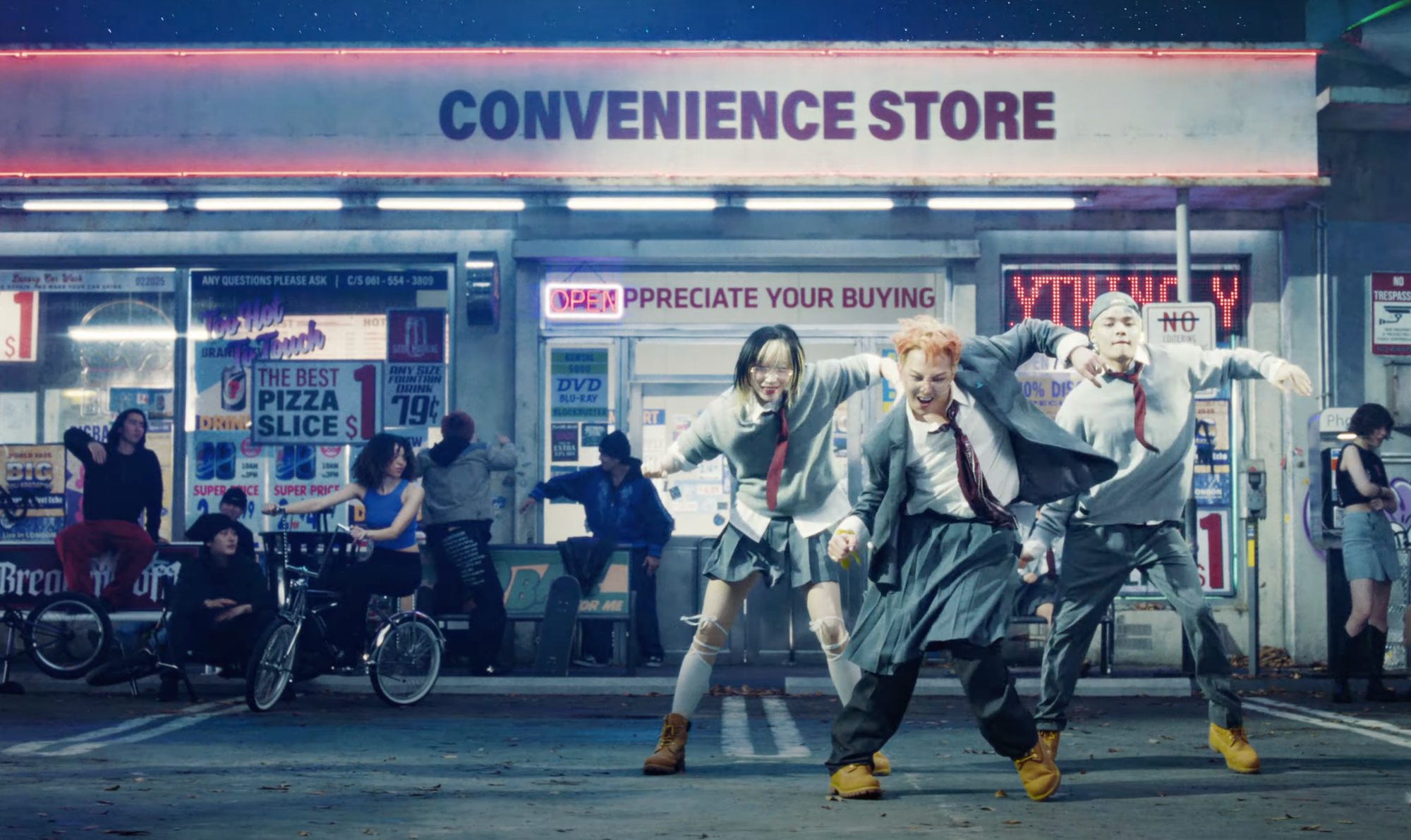 Những set quay đơn giản nhưng đầy nghệ thuật của G-Dragon. Những set quay đơn giản nhưng đầy nghệ thuật của G-Dragon.