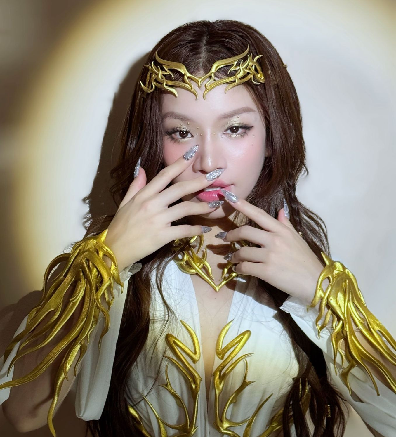 Lâm Bảo Ngọc "lật kèo" đội trưởng LyLy trong cuộc chiến nội bộ để chọn dòng nhạc. Lâm Bảo Ngọc "lật kèo" đội trưởng LyLy trong cuộc chiến nội bộ để chọn dòng nhạc.