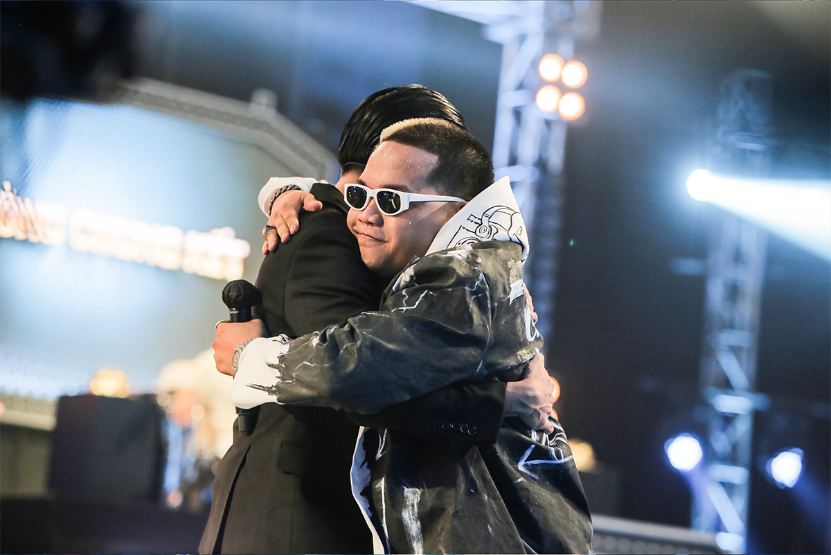 Blacka rút đúng lúc. Blacka rút đúng lúc.