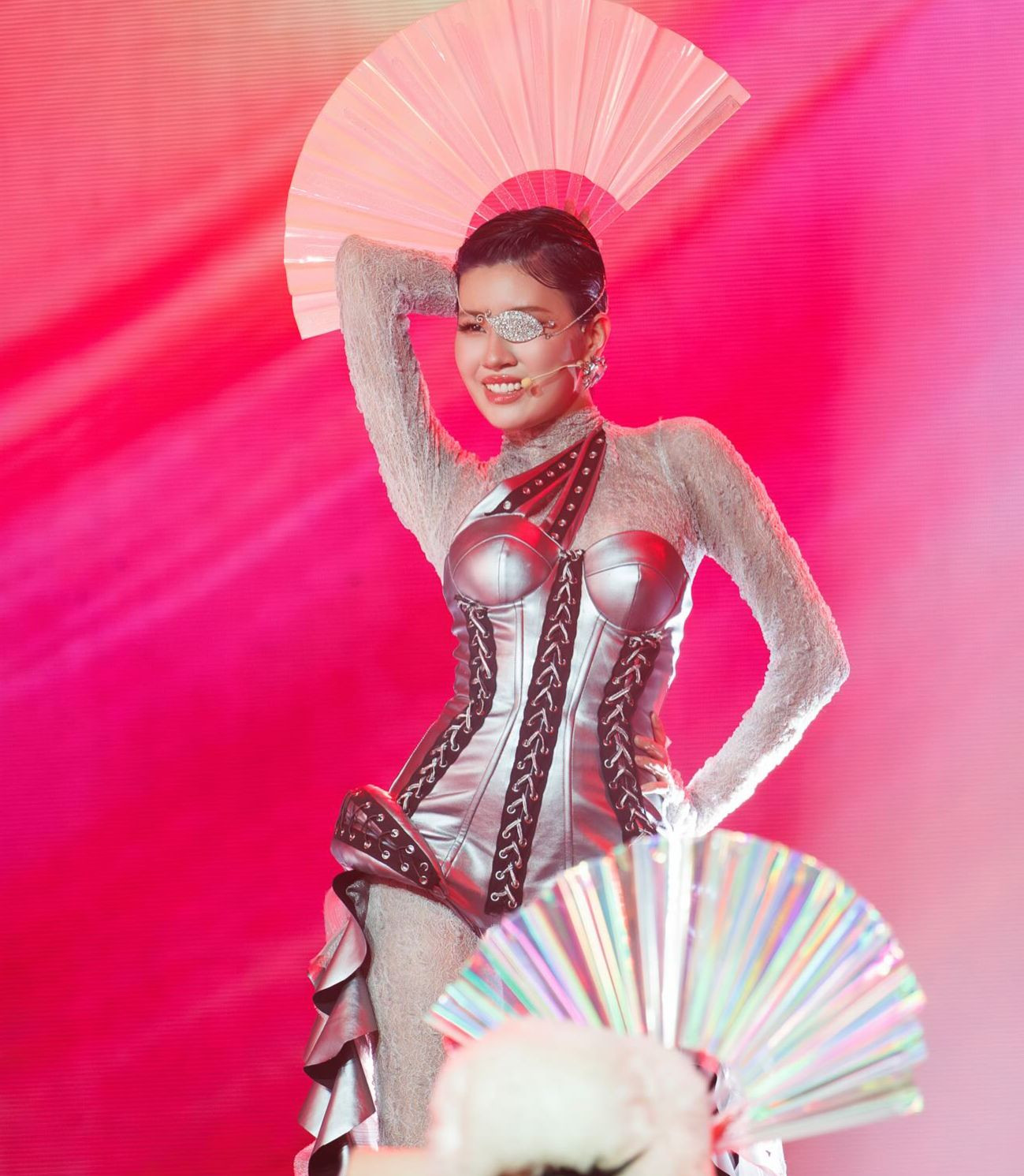 Pháo, Phương Mỹ Chi "chiếm spotlight" từ trước và sau tiết mục biểu diễn. Pháo, Phương Mỹ Chi "chiếm spotlight" từ trước và sau tiết mục biểu diễn.