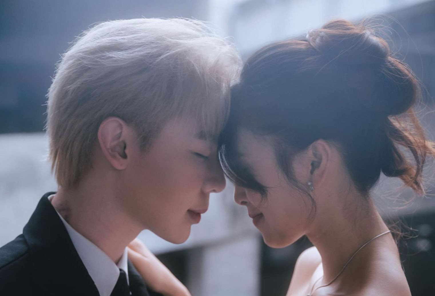 Cơn sốt Dù cho tận thế chưa hạ nhiệt sau gần một tuần ra mắt.