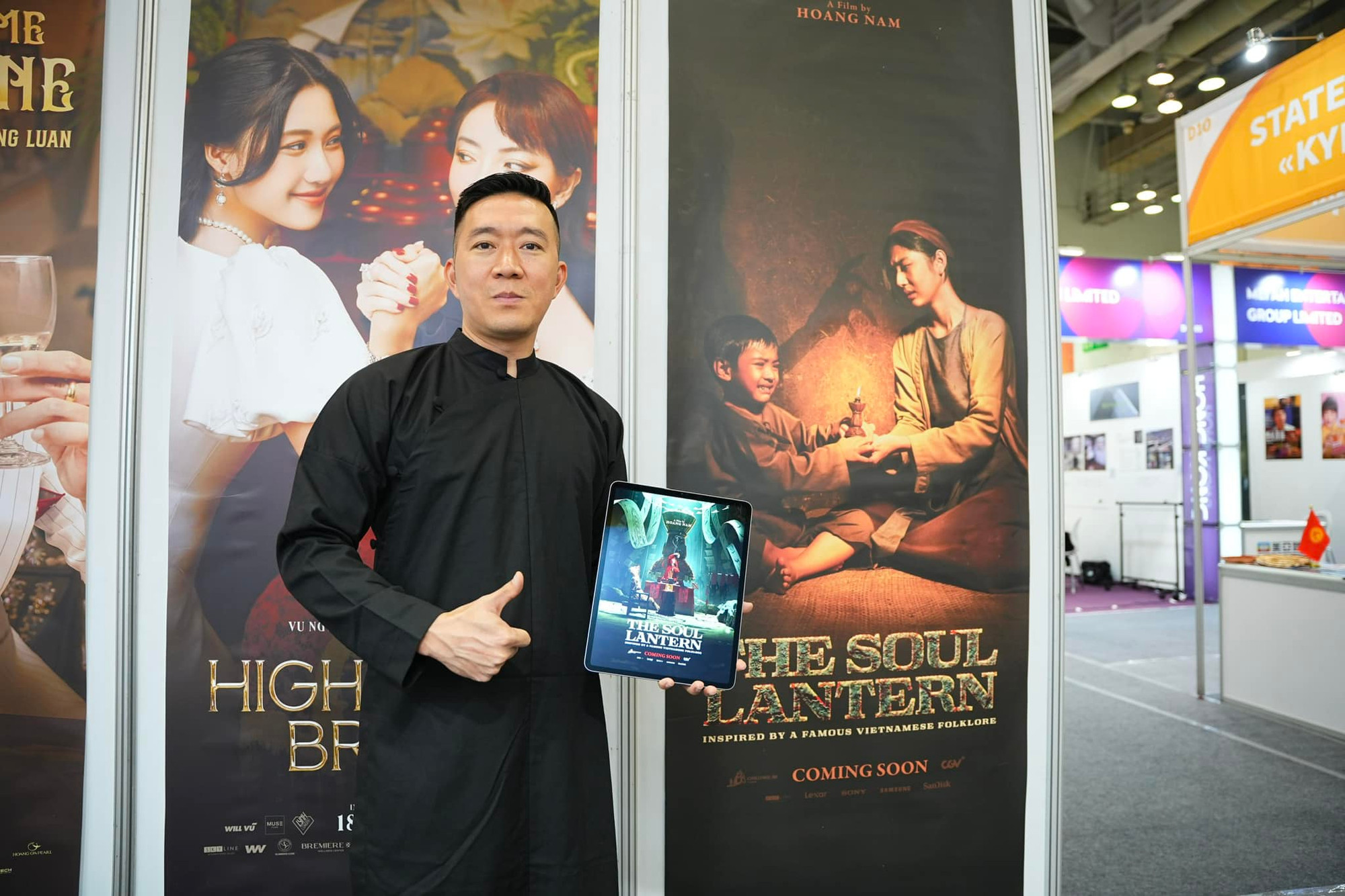 Hoàng Nam (áo đen) đang thắng lớn ở dự án điện ảnh đầu tay. Hoàng Nam (áo đen) đang thắng lớn ở dự án điện ảnh đầu tay.