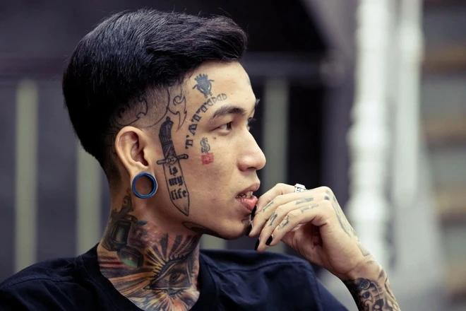 Dế Choắt đứng dậy sau đống tro tàn. Dế Choắt đứng dậy sau đống tro tàn.