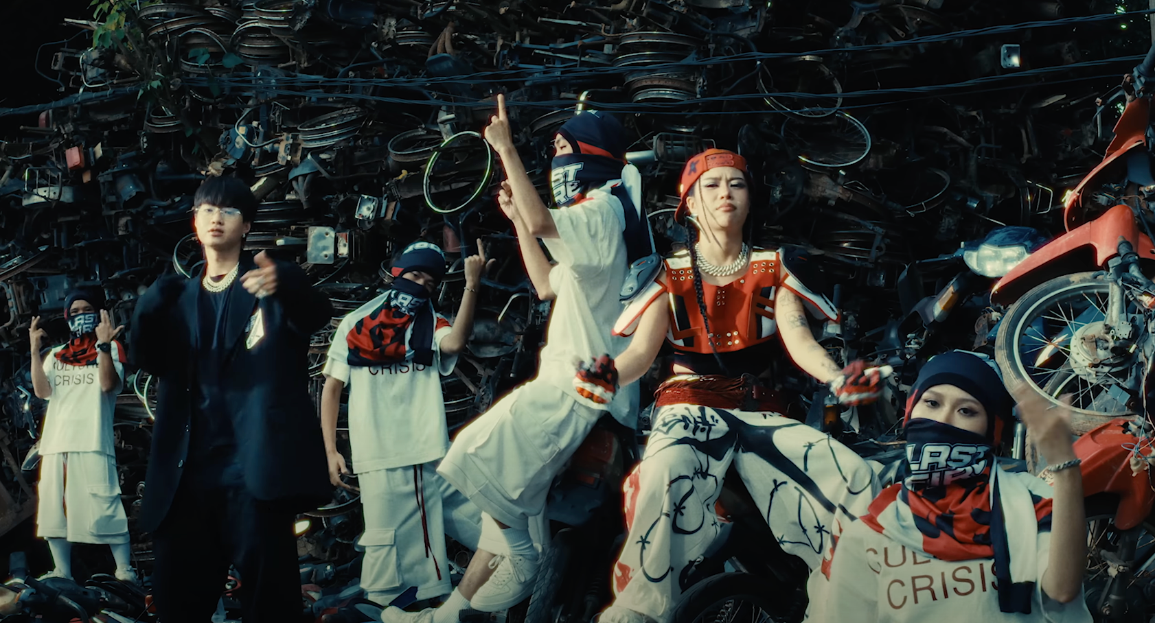 Những góc máy, bối cảnh điên rồ của Phương Vũ trong 2 MV Nâng chén tiêu sầu và Hop in da show. Những góc máy, bối cảnh điên rồ của Phương Vũ trong 2 MV Nâng chén tiêu sầu và Hop in da show.