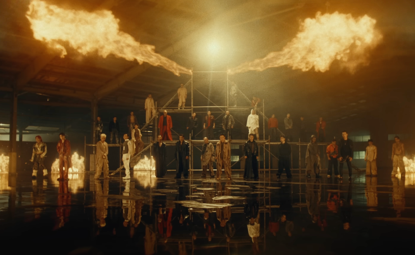 Nhiều hình ảnh ấn tượng trong MV Hỏa ca. Nhiều hình ảnh ấn tượng trong MV Hỏa ca.