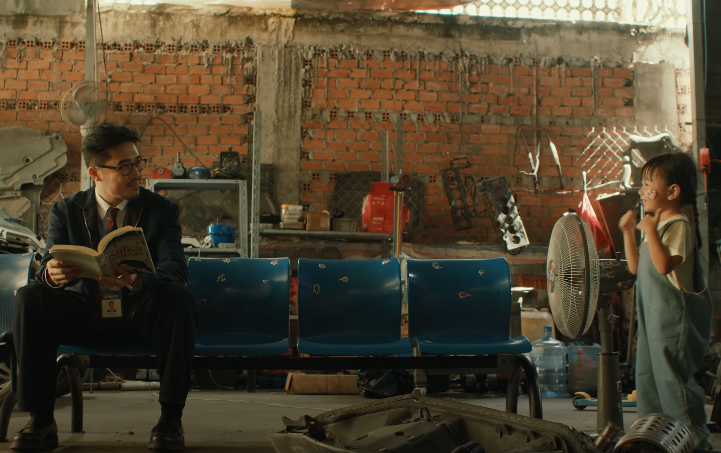 Những MV của Vũ không phô trương hình ảnh nhưng hiệu quả về mặt truyền tải câu chuyện. Đây là một số hình ảnh trong MV Bình yên. Những MV của Vũ không phô trương hình ảnh nhưng hiệu quả về mặt truyền tải câu chuyện. Đây là một số hình ảnh trong MV Bình yên.