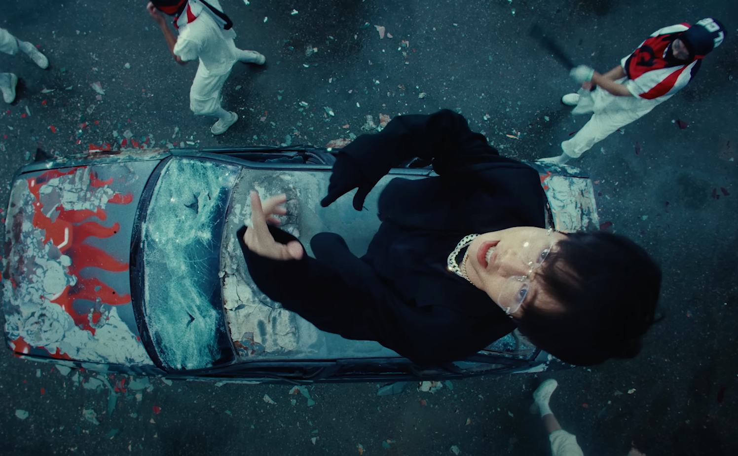 Những góc máy, bối cảnh điên rồ của Phương Vũ trong 2 MV Nâng chén tiêu sầu và Hop in da show. Những góc máy, bối cảnh điên rồ của Phương Vũ trong 2 MV Nâng chén tiêu sầu và Hop in da show.