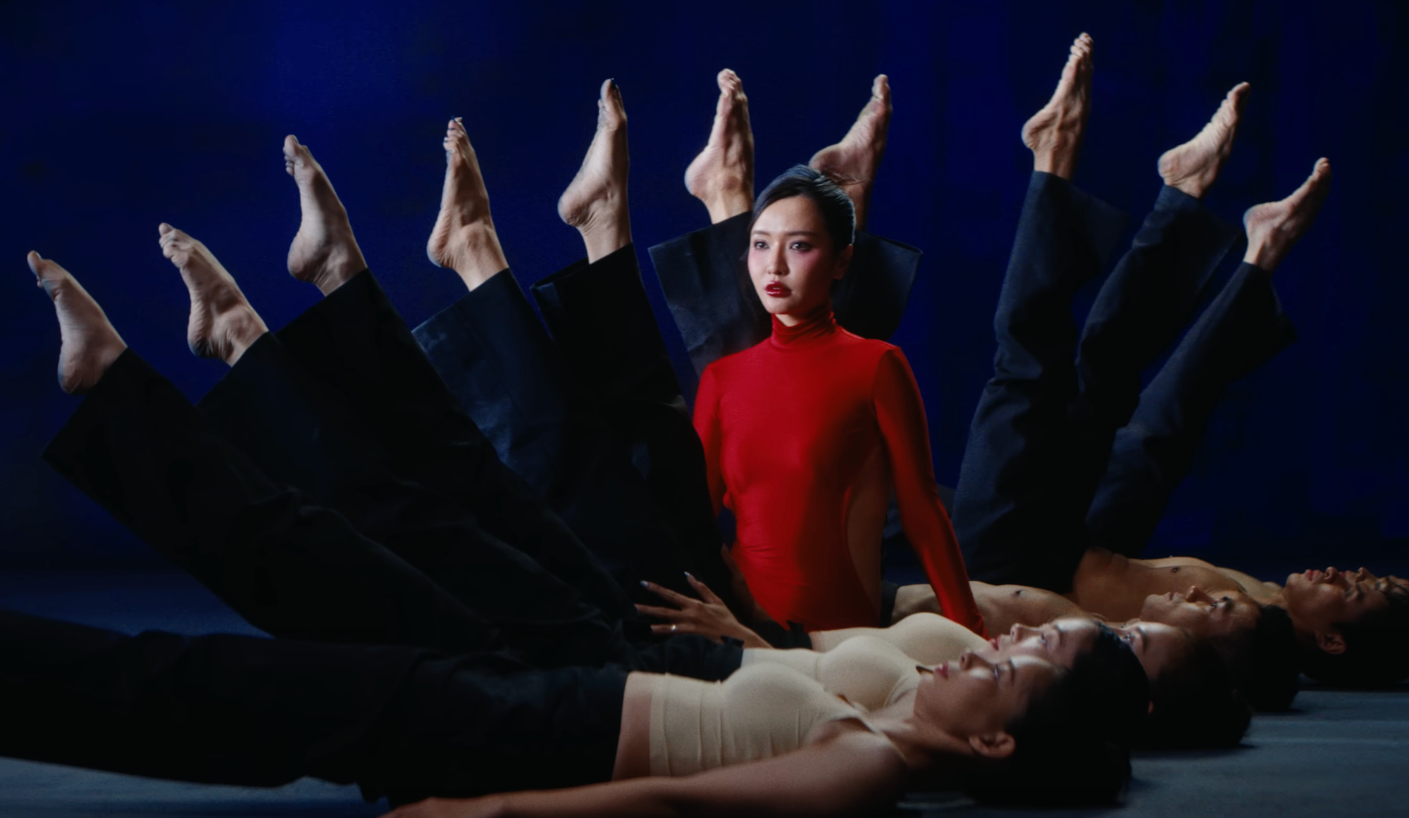 Những góc máy, bối cảnh điên rồ của Phương Vũ trong 2 MV Nâng chén tiêu sầu và Hop in da show. Những góc máy, bối cảnh điên rồ của Phương Vũ trong 2 MV Nâng chén tiêu sầu và Hop in da show.