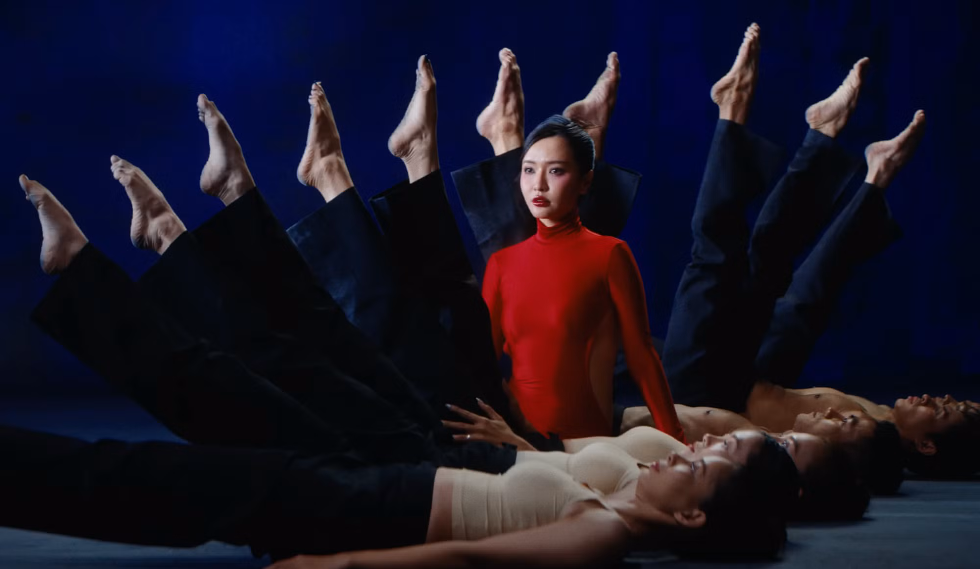 Những góc máy, bối cảnh điên rồ của Phương Vũ trong 2 MV Nâng chén tiêu sầu và Hop in da show. Những góc máy, bối cảnh điên rồ của Phương Vũ trong 2 MV Nâng chén tiêu sầu và Hop in da show.