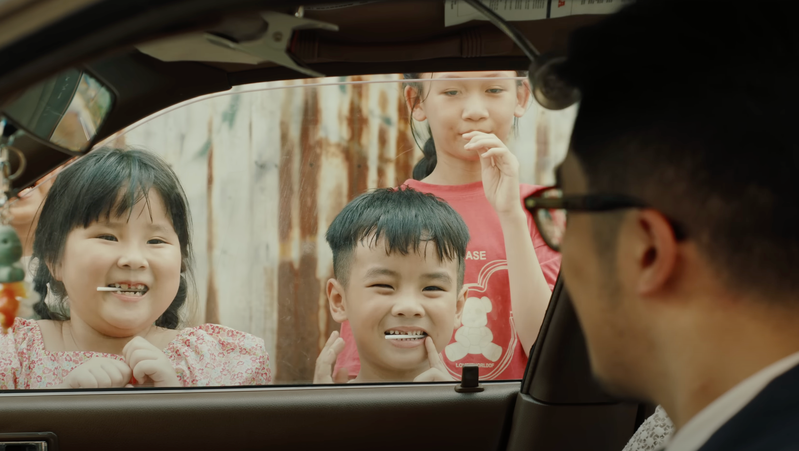 Những MV của Vũ không phô trương hình ảnh nhưng hiệu quả về mặt truyền tải câu chuyện. Đây là một số hình ảnh trong MV Bình yên. Những MV của Vũ không phô trương hình ảnh nhưng hiệu quả về mặt truyền tải câu chuyện. Đây là một số hình ảnh trong MV Bình yên.