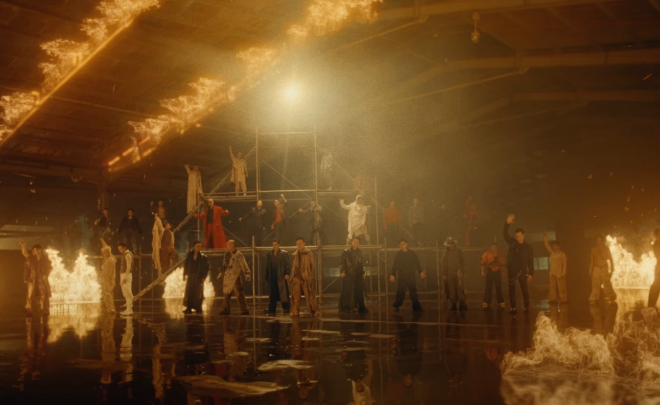 Nhiều hình ảnh ấn tượng trong MV Hỏa ca. Nhiều hình ảnh ấn tượng trong MV Hỏa ca.