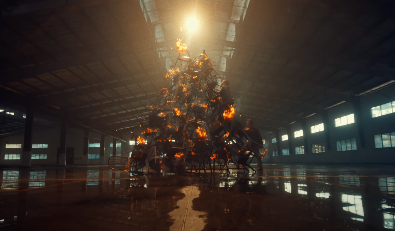 Nhiều hình ảnh ấn tượng trong MV Hỏa ca. Nhiều hình ảnh ấn tượng trong MV Hỏa ca.