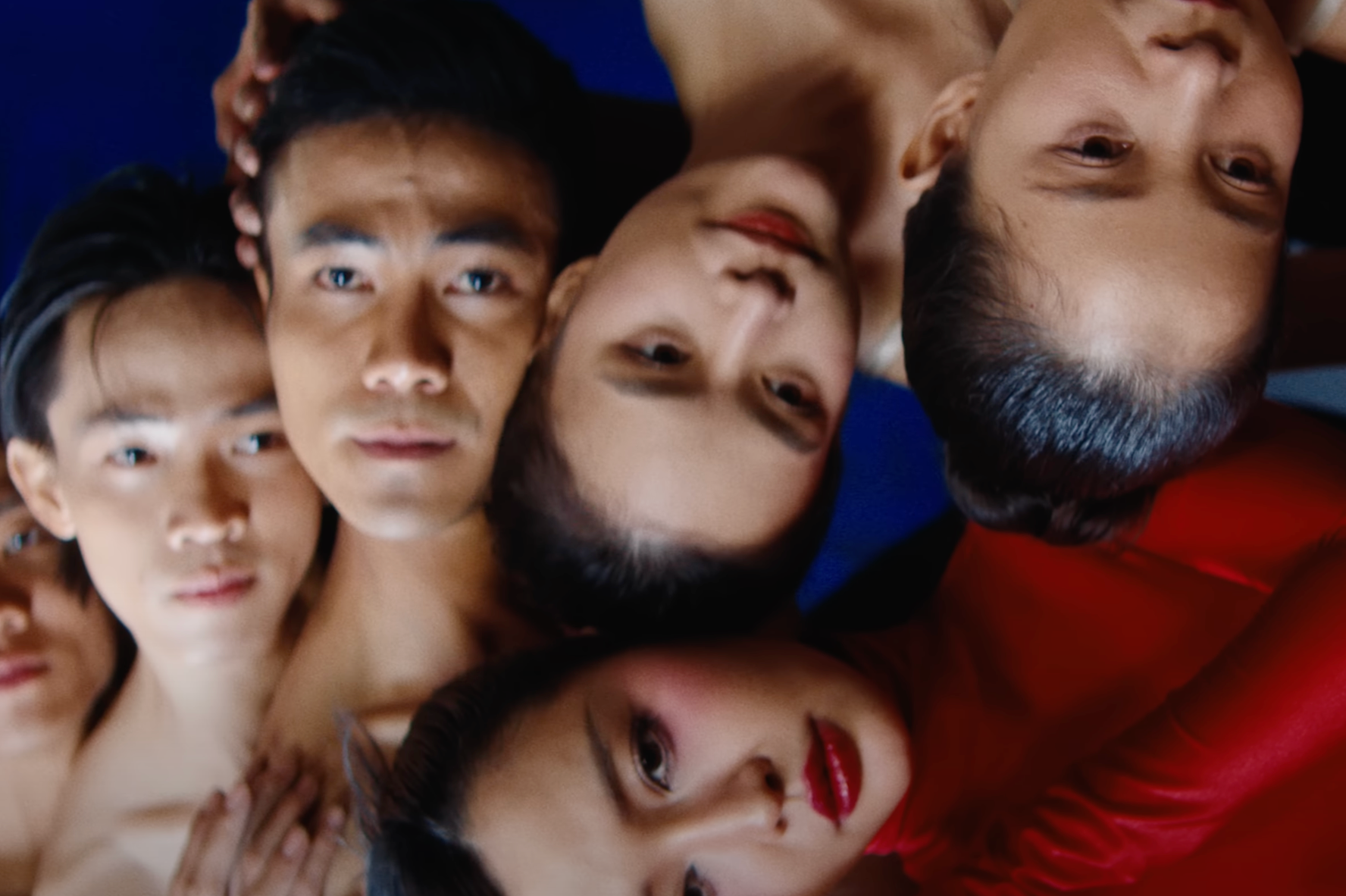 Những góc máy, bối cảnh điên rồ của Phương Vũ trong 2 MV Nâng chén tiêu sầu và Hop in da show. Những góc máy, bối cảnh điên rồ của Phương Vũ trong 2 MV Nâng chén tiêu sầu và Hop in da show.