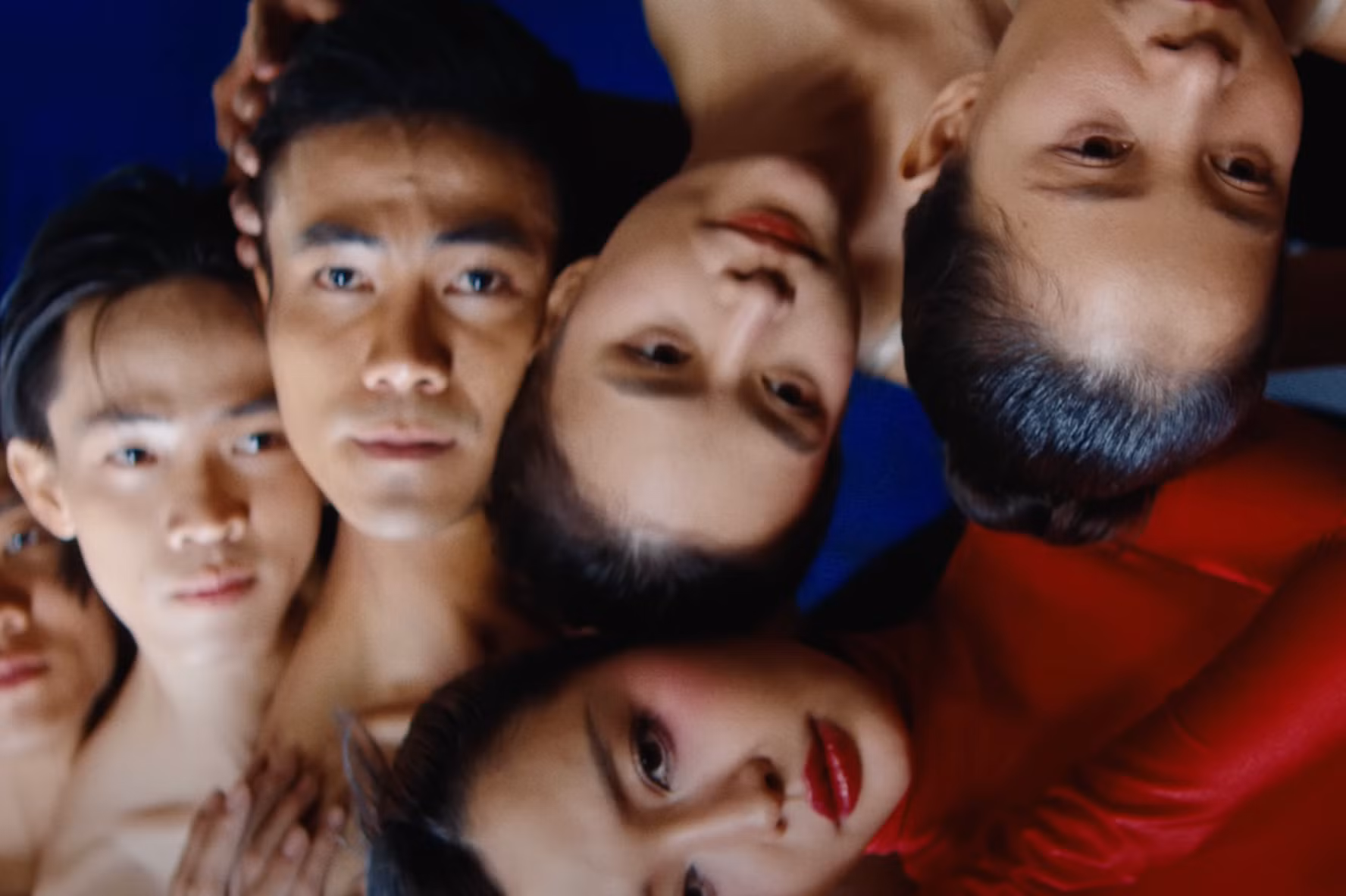 Những góc máy, bối cảnh điên rồ của Phương Vũ trong 2 MV Nâng chén tiêu sầu và Hop in da show. Những góc máy, bối cảnh điên rồ của Phương Vũ trong 2 MV Nâng chén tiêu sầu và Hop in da show.