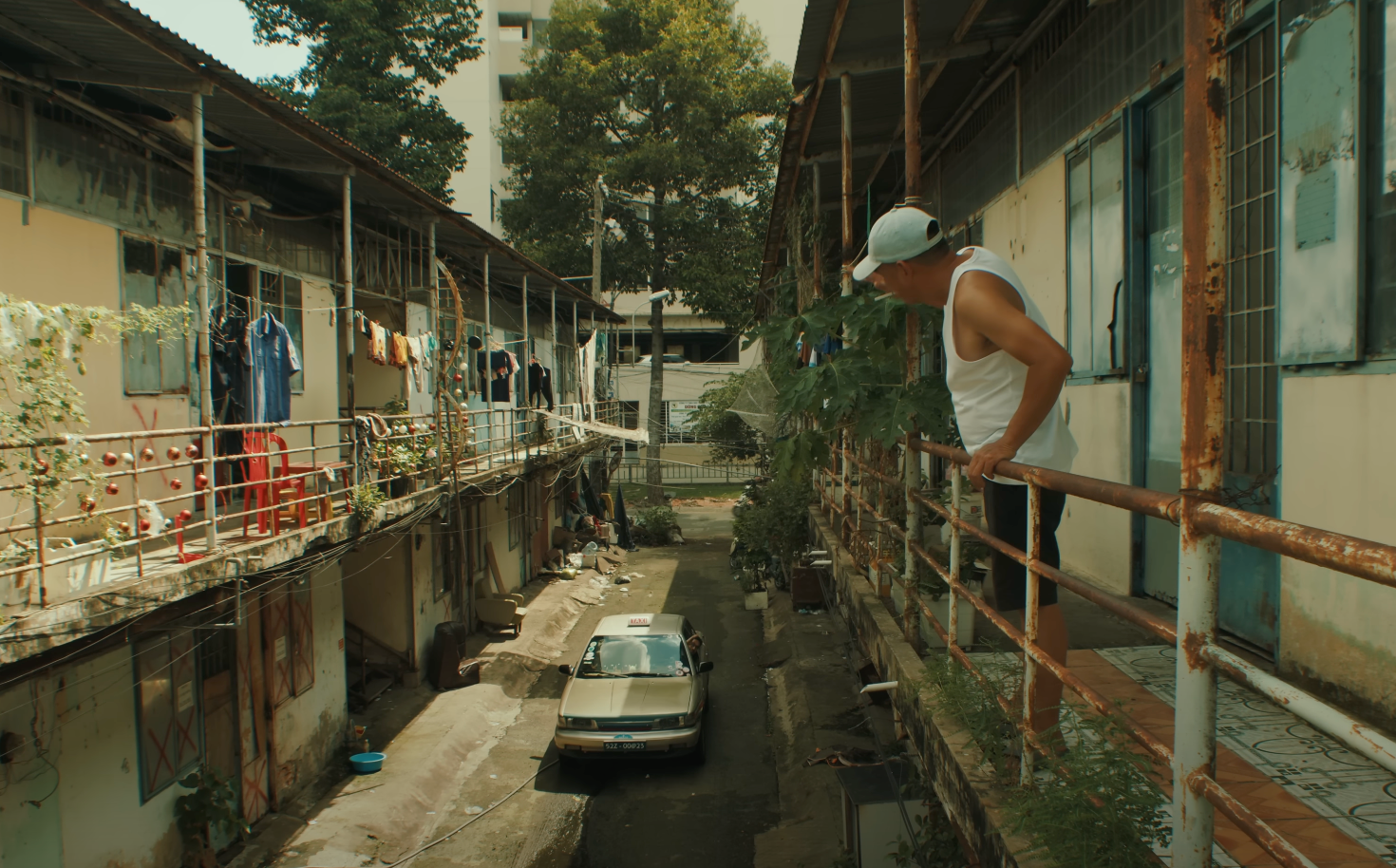 Những MV của Vũ không phô trương hình ảnh nhưng hiệu quả về mặt truyền tải câu chuyện. Đây là một số hình ảnh trong MV Bình yên. Những MV của Vũ không phô trương hình ảnh nhưng hiệu quả về mặt truyền tải câu chuyện. Đây là một số hình ảnh trong MV Bình yên.