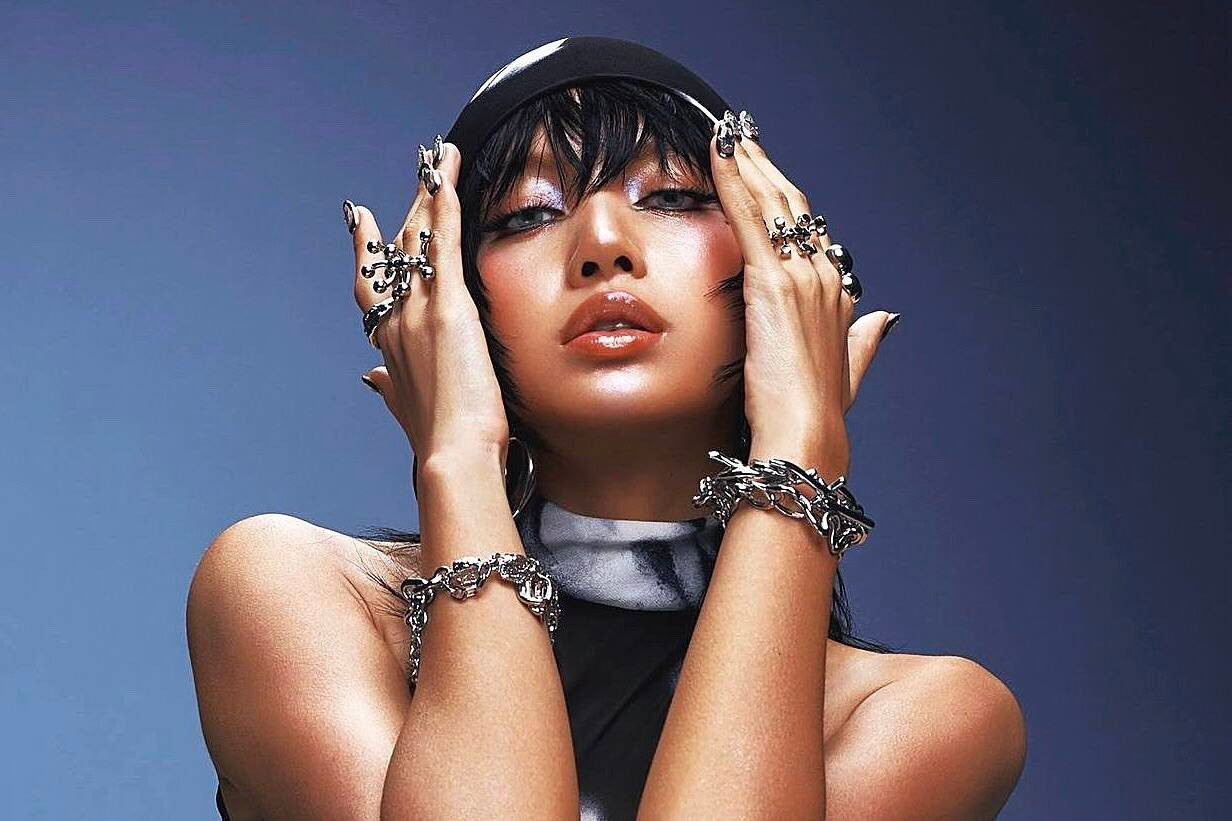 MV mới của Lisa gây sốt với khán giả Việt. MV mới của Lisa gây sốt với khán giả Việt.