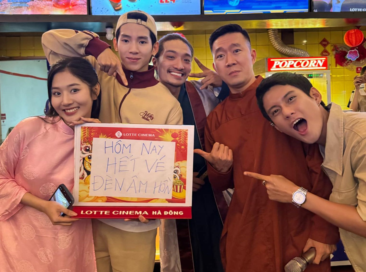 Hoàng Nam (áo đen) đang thắng lớn ở dự án điện ảnh đầu tay. Hoàng Nam (áo đen) đang thắng lớn ở dự án điện ảnh đầu tay.