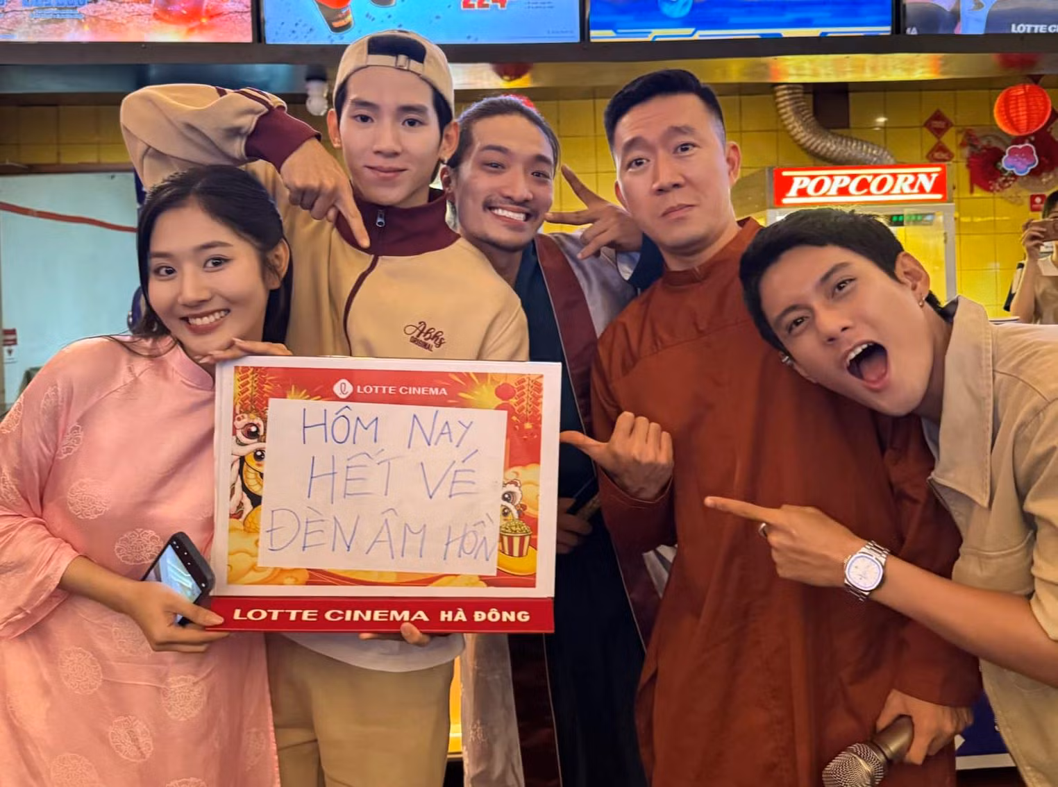 Hoàng Nam (áo đen) đang thắng lớn ở dự án điện ảnh đầu tay. Hoàng Nam (áo đen) đang thắng lớn ở dự án điện ảnh đầu tay.