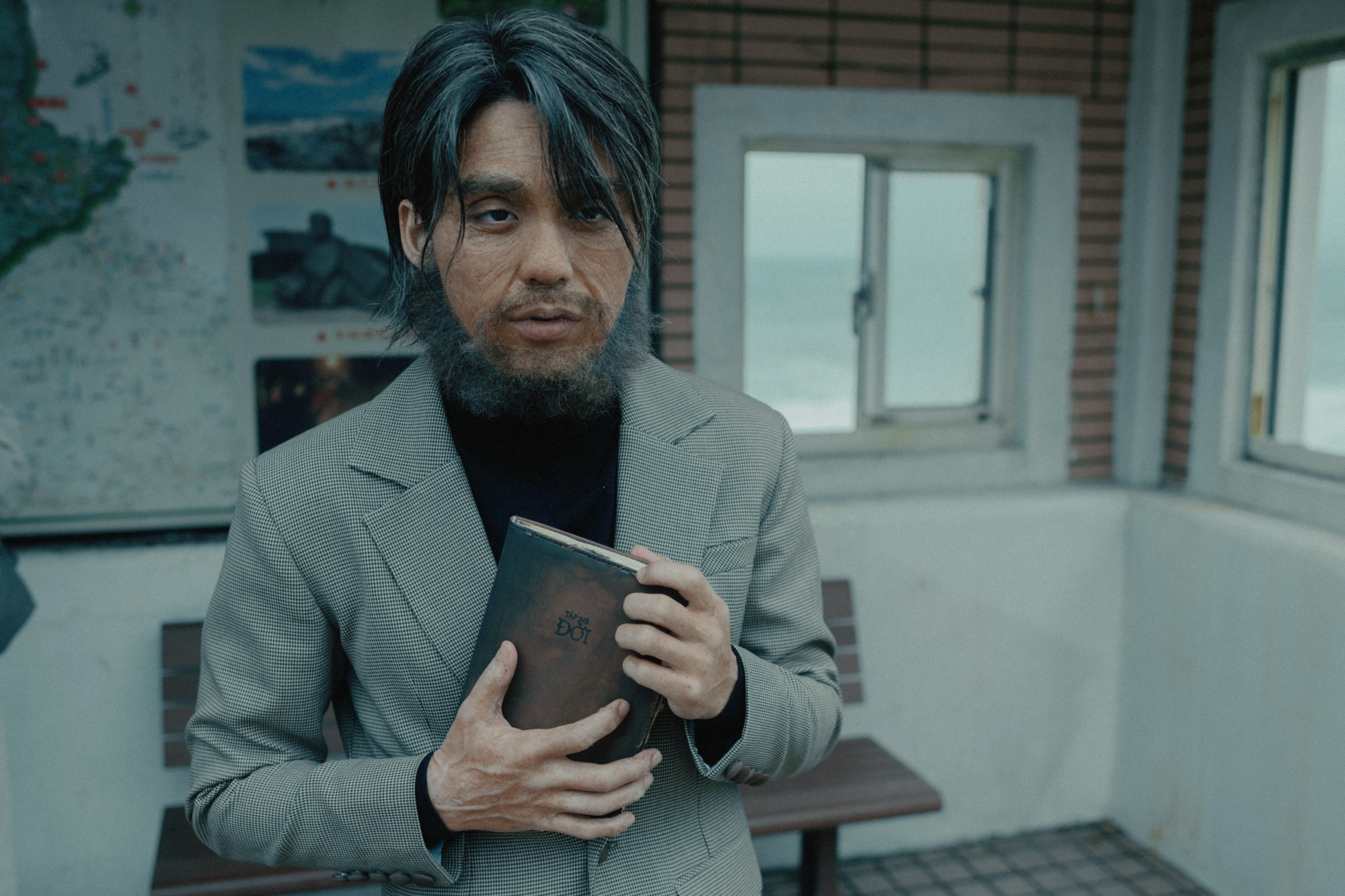 Mono kể câu chuyện xen kẽ quá khứ - thực tại. Mono kể câu chuyện xen kẽ quá khứ - thực tại.