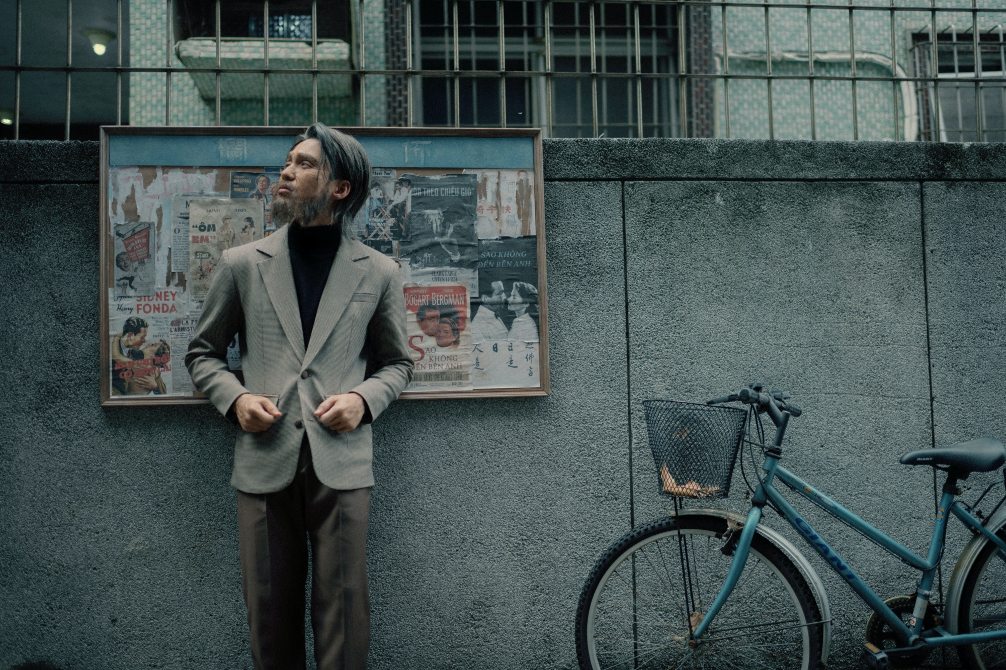 Mono kể câu chuyện xen kẽ quá khứ - thực tại. Mono kể câu chuyện xen kẽ quá khứ - thực tại.