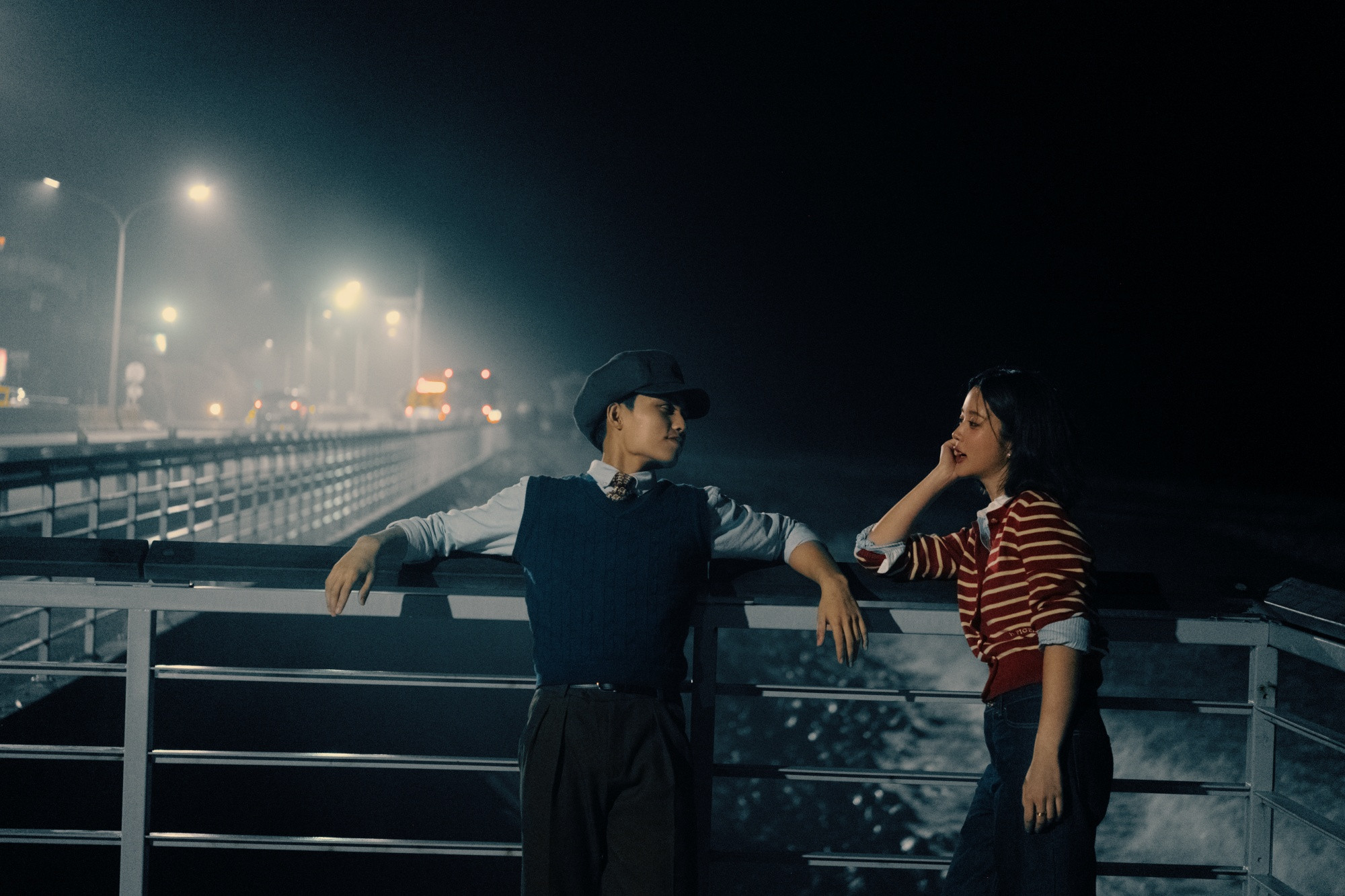 Mono kể câu chuyện xen kẽ quá khứ - thực tại. Mono kể câu chuyện xen kẽ quá khứ - thực tại.