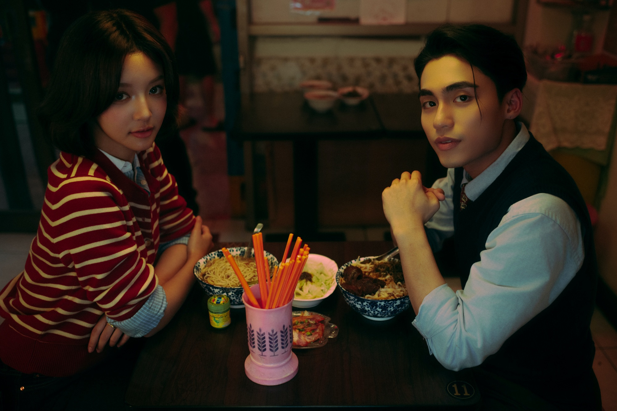 Mono liên tục thử sức các chất liệu âm nhạc. Mono liên tục thử sức các chất liệu âm nhạc.