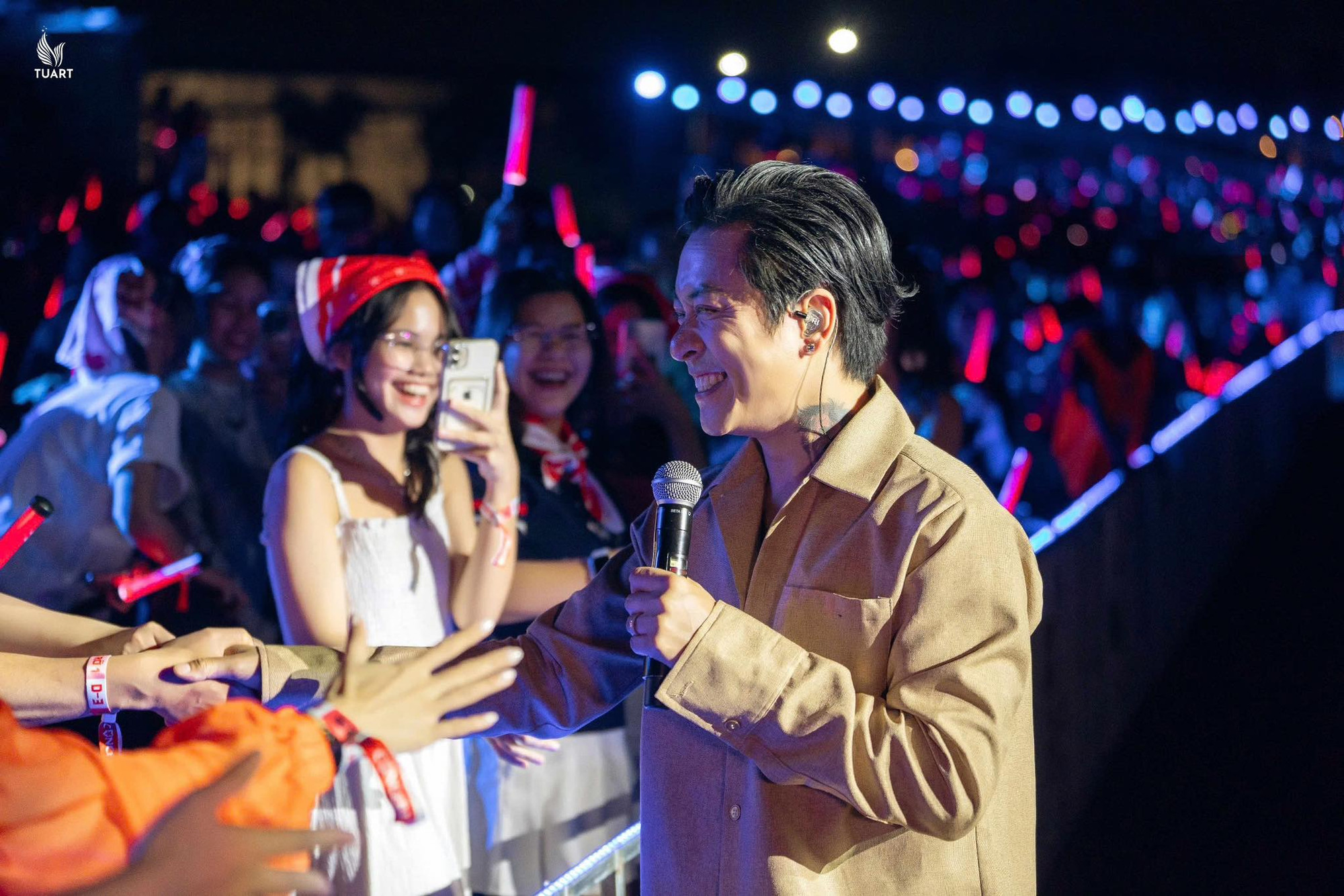 Tuấn Hưng vẫn bền bỉ ở tuổi 46. Tuấn Hưng vẫn bền bỉ ở tuổi 46.