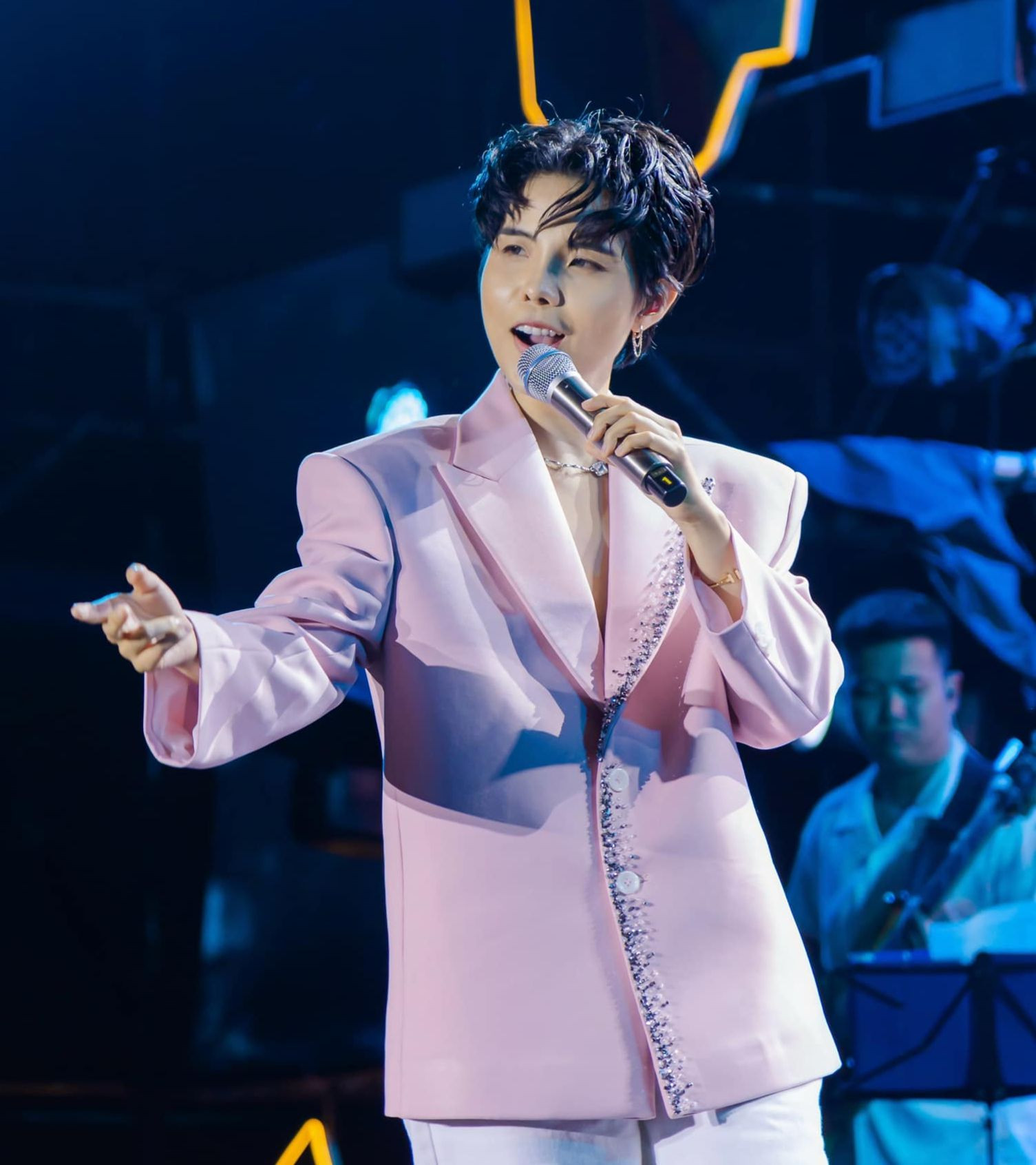 Vũ Cát Tường và Tlinh là 2 nghệ sĩ nữ nổi bật trong năm. Vũ Cát Tường và Tlinh là 2 nghệ sĩ nữ nổi bật trong năm.