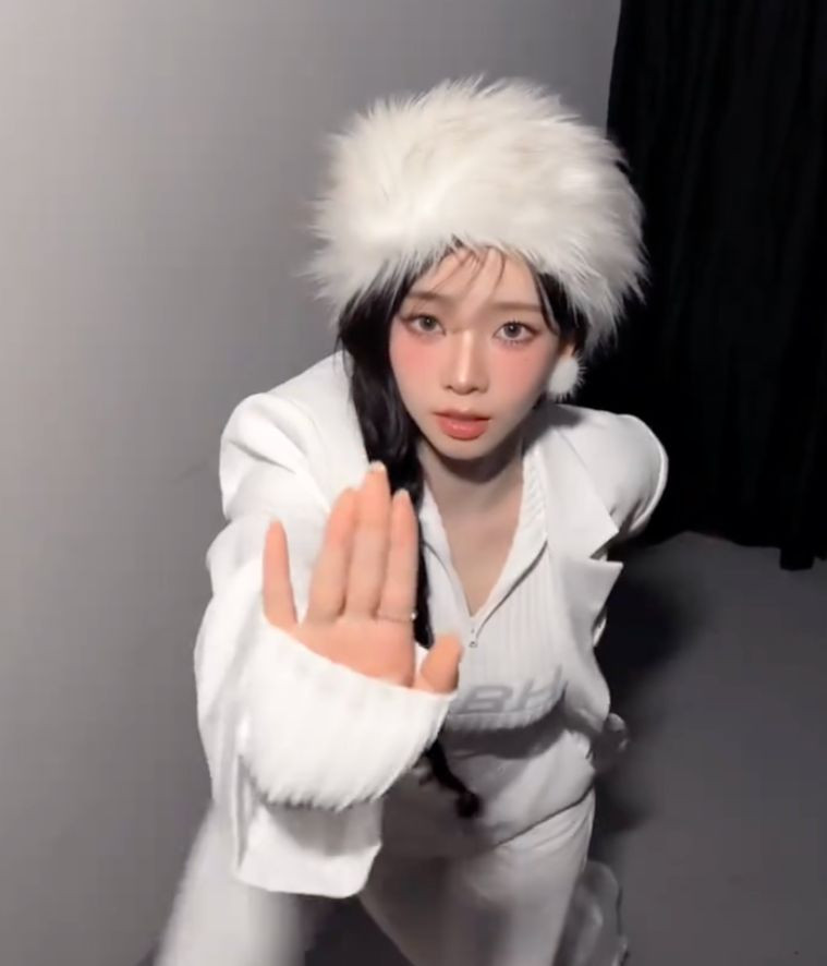 Karina (phải) hưởng ứng trend của không sao cả. Karina (phải) hưởng ứng trend của không sao cả.