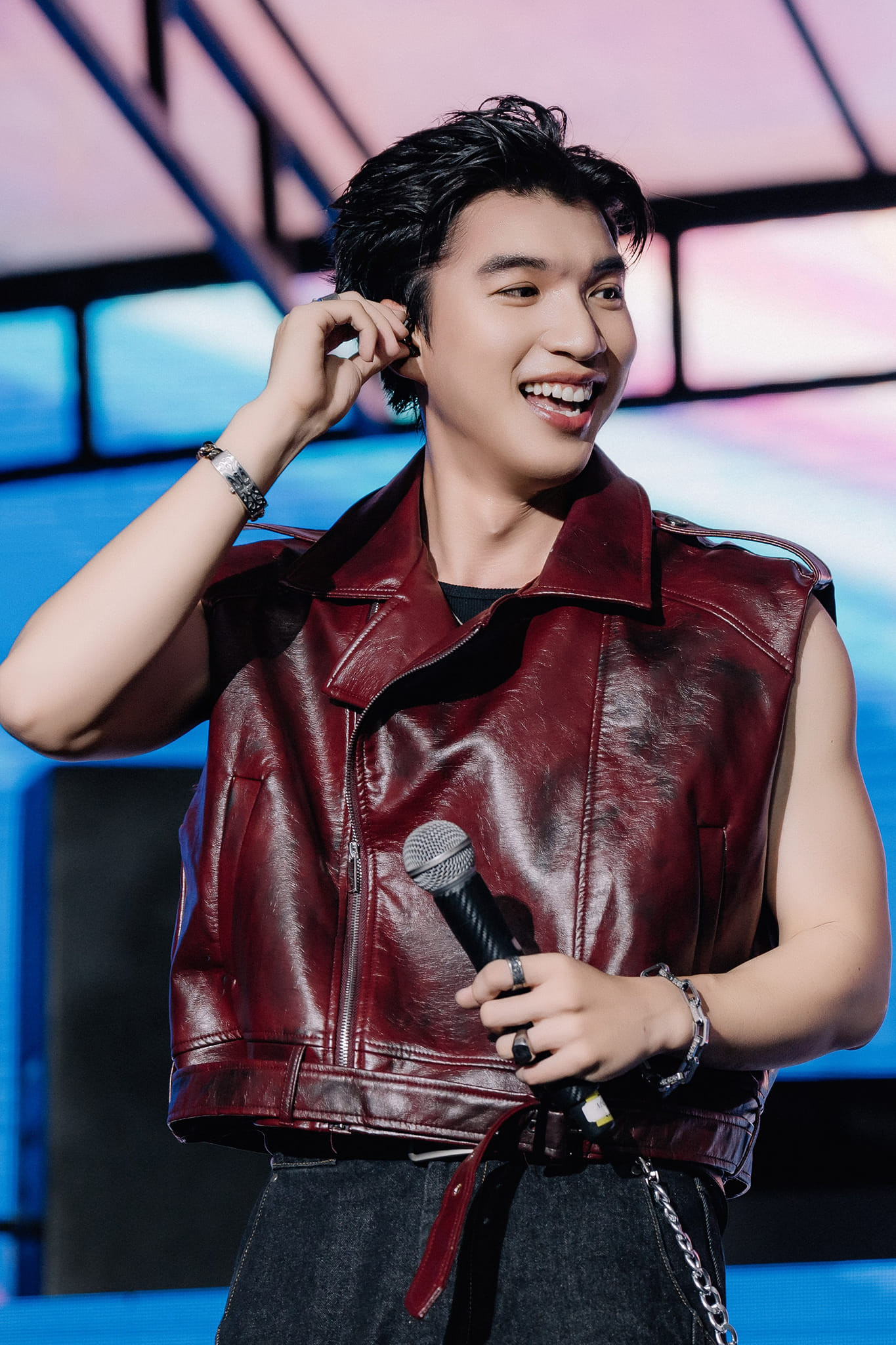 Hieuthuhai trở lại vị thế dẫn đầu top trending. Hieuthuhai trở lại vị thế dẫn đầu top trending.