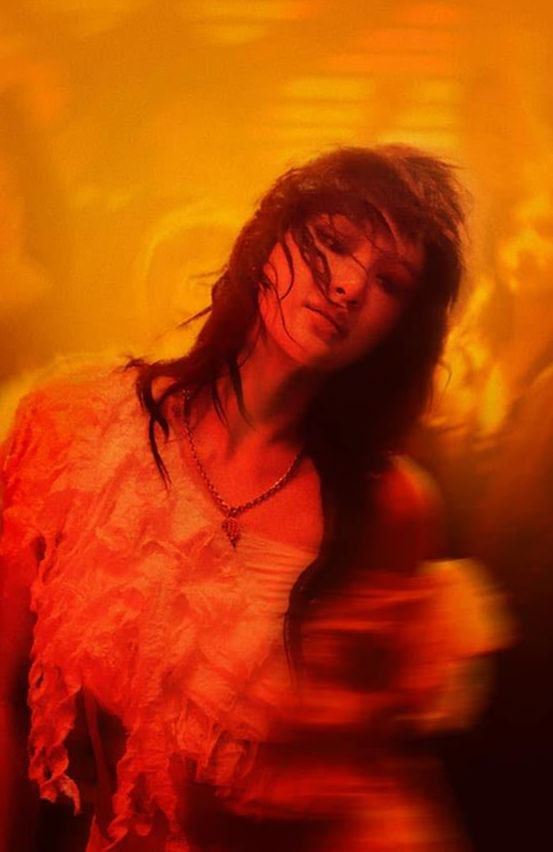 Hiền Hồ vẫn ra nhạc, bất chấp chỉ trích.