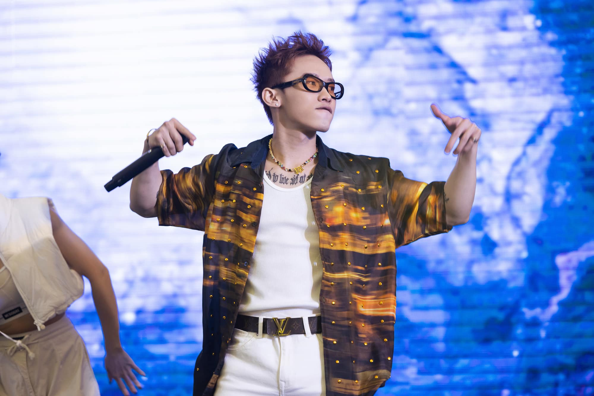 Kay Trần mờ nhạt trước khi rời công ty của Sơn Tùng. Kay Trần mờ nhạt trước khi rời công ty của Sơn Tùng.