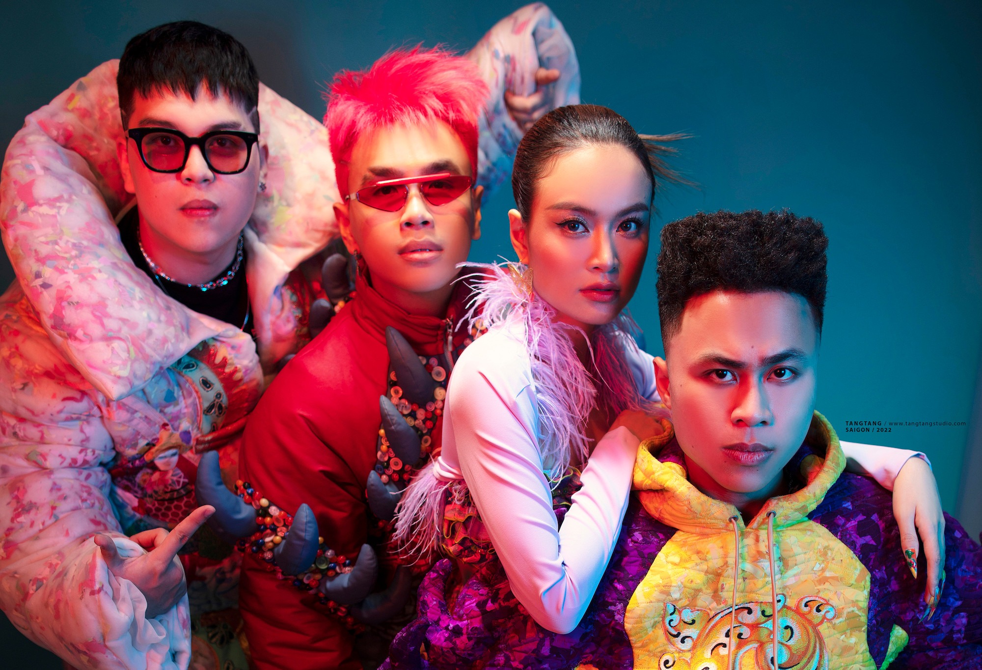 Hoàng Thùy Linh và nhóm producer DTAP.