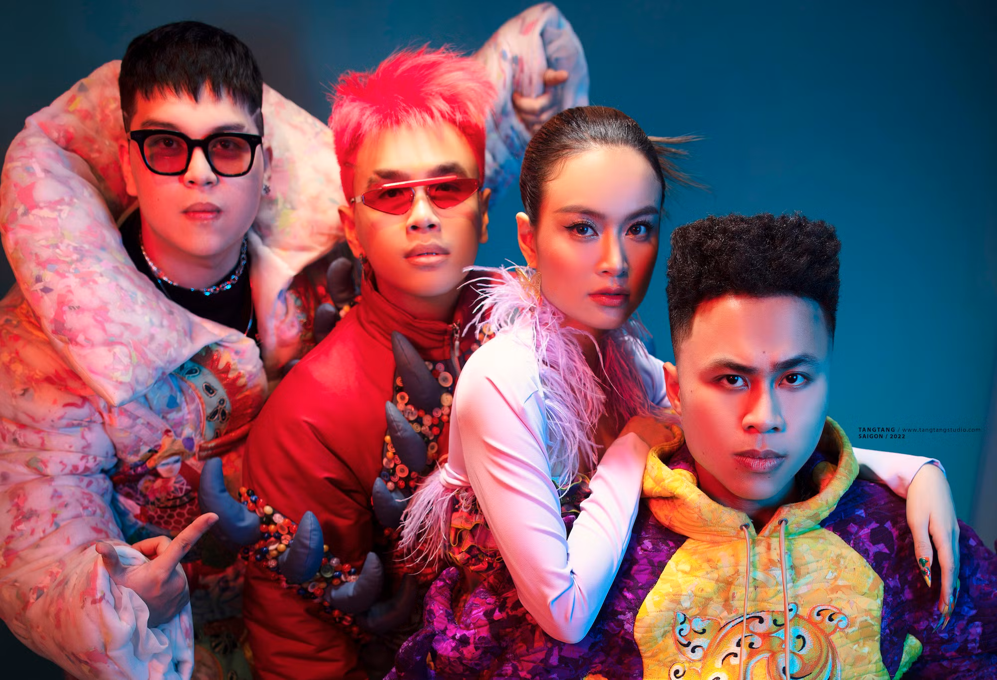 Hoàng Thùy Linh và nhóm producer DTAP.