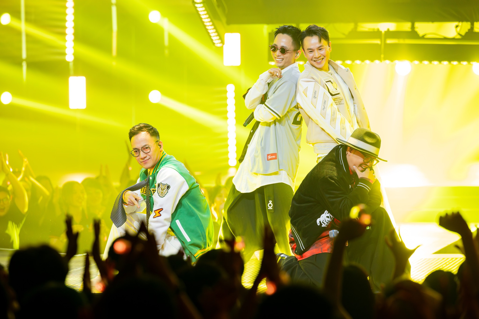 Rhymastic, Binz và Hà Lê "dìu" Tiến Đạt tỏa sáng. Rhymastic, Binz và Hà Lê "dìu" Tiến Đạt tỏa sáng.